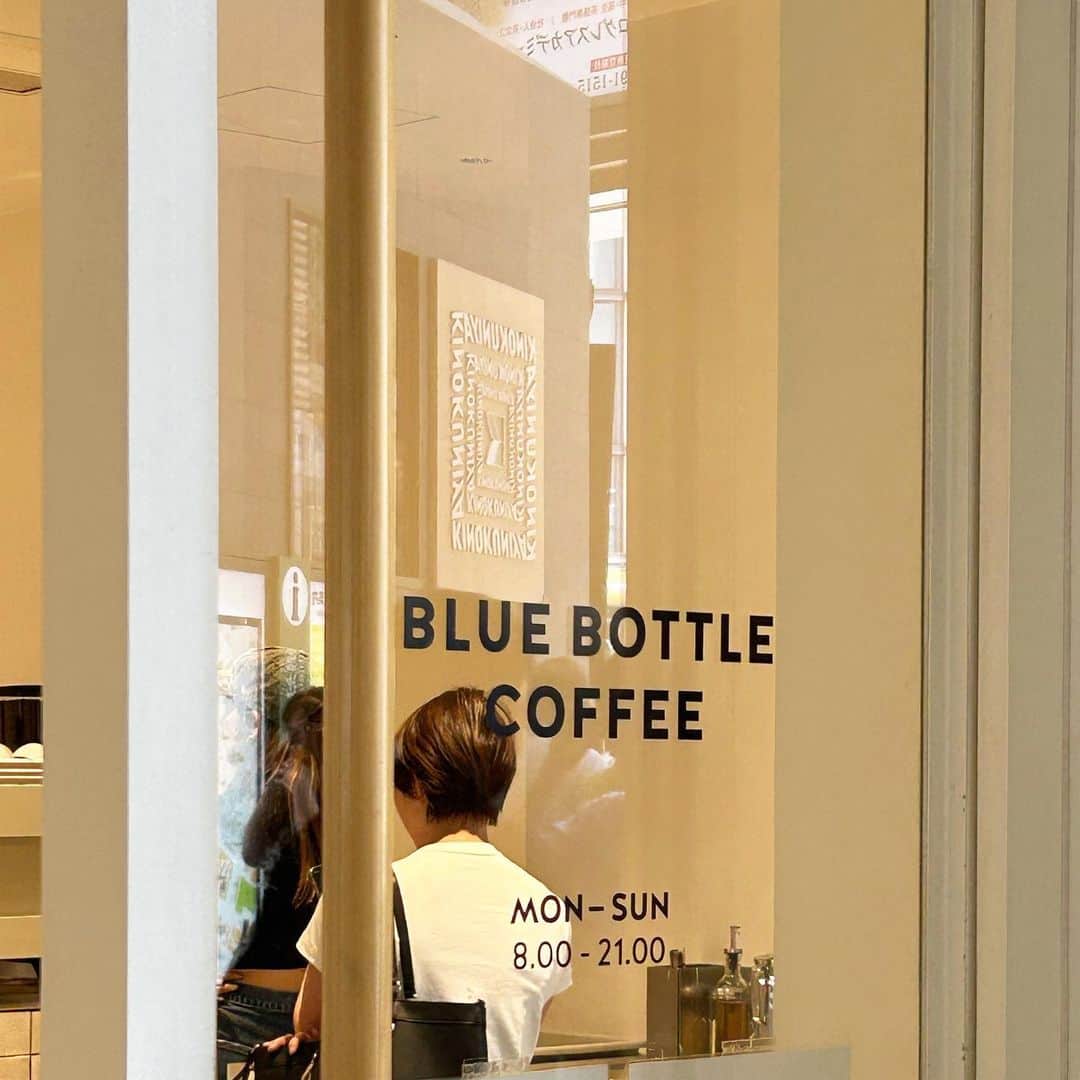 あみさんのインスタグラム写真 - (あみInstagram)「︴𝑏𝑙𝑢𝑒 𝑏𝑜𝑡𝑡𝑙𝑒 𝑐𝑜𝑓𝑓𝑒𝑒 𓈒𓏸  いつかのブルーボトル🥣 ひとりのときはブルーボトルとかスタバ入りがち💭  初めて食べたグラノーラスティックが美味しかった👀🫶🏻  . . . #bluebottlecoffee #ブルーボトルコーヒー #ブルーボトル」6月11日 13時50分 - ami___nmo