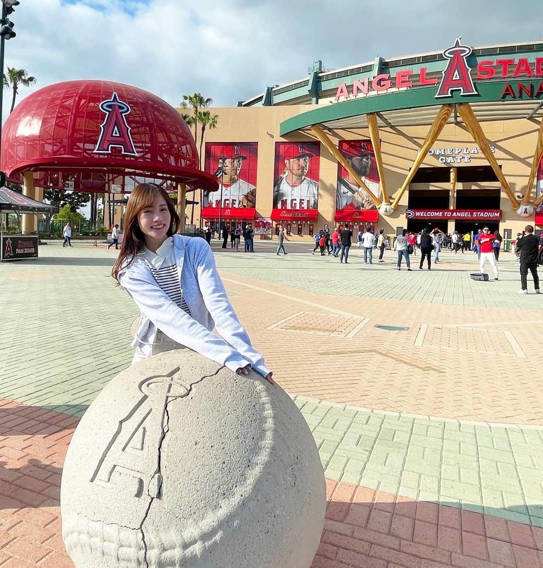 古田ちさこのインスタグラム：「🇺🇸✈️⚾️  初めてのメジャー観戦 ! 両親と去年から計画を経てていました。  私たちの一番の目当ては鈴木誠也選手を見る事✨  大谷翔平選手との対決が見られたら尚良いね⸝⋆とインターリーグのエンゼルスvsカブス戦があるアナハイムのエンゼルスタジアムへ🧳 (これがなければ100%エスコンに行ってた笑)  選手紹介のVに4番で出てくる誠也を見て、カープのルーキーの頃の由宇での姿、U21やキャンプで居残り練習している姿なんかがばばばーっと思い出されて「本当に誠也がメジャーリーガーになったんだ…」と鳥肌が立ちました🥺胸熱❤️‍🔥  この日は残念ながらノーヒットだったのですが大谷選手が打って走って大活躍、トラウト選手のホームランで花火ドーン、ファイヤーフレームごぉおー🔥🤪  何せMLB観戦は全てが初めてなので色々新鮮であっという間でした😂  スタジアムグルメや球場内の様子、2日目の観戦(外野で観たよ)はまた載せます♥️」