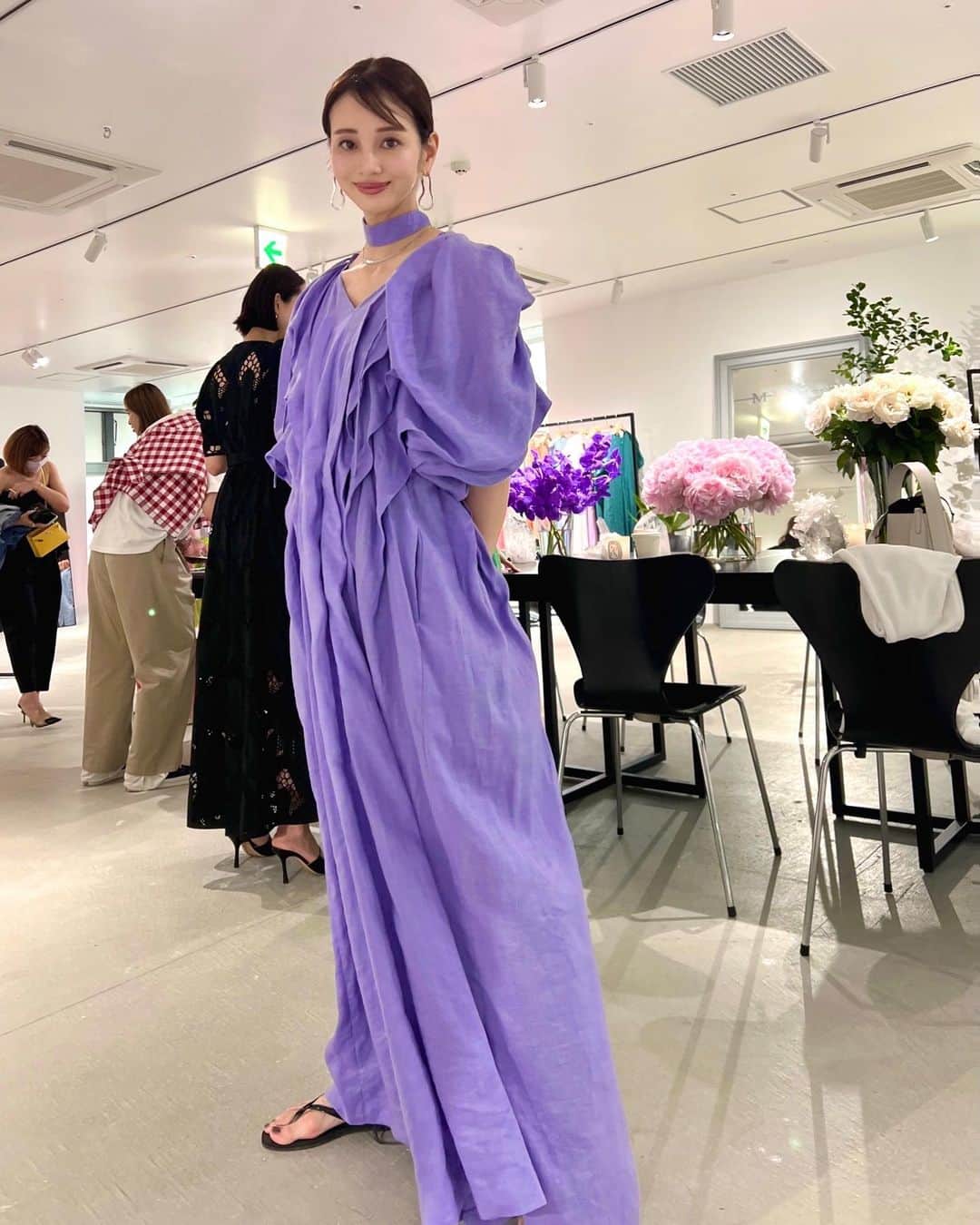 のインスタグラム：「purple mood💜💜💜 ・ たっぷりギャザーの入ったパフスリーブと胸元のドレープが可愛いワンピース☺️チョーカーにしてる共布のベルトはウエストマークも出来るから色んな着こなしを楽しめそう♡ ・ 可愛い色が沢山あった中、紫陽花カラーに惹かれるのは季節のせいかな🌼? ・ ・ ・ @mylan_official  @keikosasaki_mylan  #fashion #ootd #outfit #summerdress  #リゾートコーデ  #大人カジュアル  #ワンピース #木下ココ」