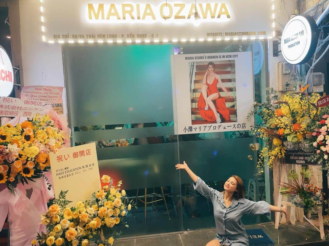 小澤マリアさんのインスタグラム写真 - (小澤マリアInstagram)「この度はLounge Maria OzawaのGRAND OPENINGにお越し頂き、ご丁寧なお祝い状と立派なお花を頂戴し誠にありがとうございました！！おかげさまで無事にオープンの日を迎えることができました！！ こうやってベトナムにもお店をオープン出来たのも日々日頃応援してくれてるお客様や力を貸してくれてるパートナーやスタッフ様のお陰です！本当にいつもありがとうございます⸝⸝‪⸝ ෆ 皆様には感謝しかないです。本当にありがとうございます( ߹꒳​߹ )( ߹꒳​߹ ) フィリピンに引き続きベトナムも絶対に成功させてみます！！ 東南アジア制覇する！！ みんな、掛け声の準備はいいですか？！せーの！！！ 「Một hai ba, vô！！」 イェェェェェェイ！！🇻🇳🍻✨  #vietnam #hcmc #saigonlife #vietnamlife #businessowner #loungebar #loungeMariaOzawa #mariaozawa #influencer #pr #model #grandopening #investor #investment #ベトナム #ホーチミン生活 #ラウンジバー #小澤マリア #投資家 #インフルエンサー #ビジネスマン #モデル #経営者」6月11日 13時57分 - maria.ozawa0108