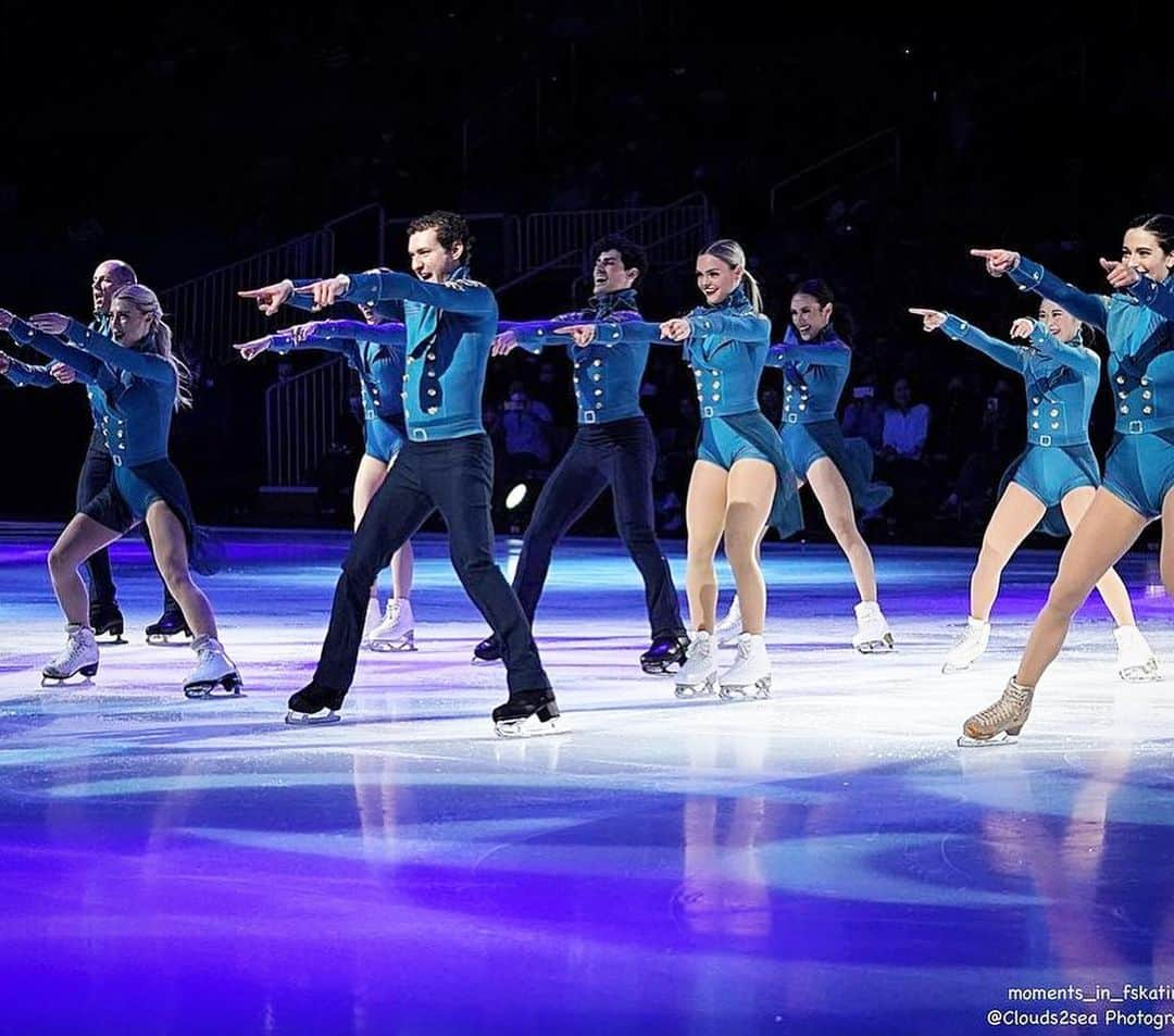 ジェイソン・ブラウンさんのインスタグラム写真 - (ジェイソン・ブラウンInstagram)「We Bond(ed)! 🖤  Loved performing with this group the past 6 weeks! A #photodump of some of my fav group shots from the show! @starsonice   (Also, HBD @alexa_knierim! Love you!! 🥳)  #soi2023 #starsonice #tour #iceshow #show #perform #figureskating #iceskating」6月11日 13時58分 - jasonbskates