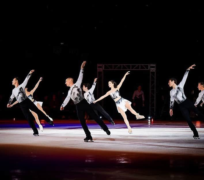 ジェイソン・ブラウンさんのインスタグラム写真 - (ジェイソン・ブラウンInstagram)「We Bond(ed)! 🖤  Loved performing with this group the past 6 weeks! A #photodump of some of my fav group shots from the show! @starsonice   (Also, HBD @alexa_knierim! Love you!! 🥳)  #soi2023 #starsonice #tour #iceshow #show #perform #figureskating #iceskating」6月11日 13時58分 - jasonbskates