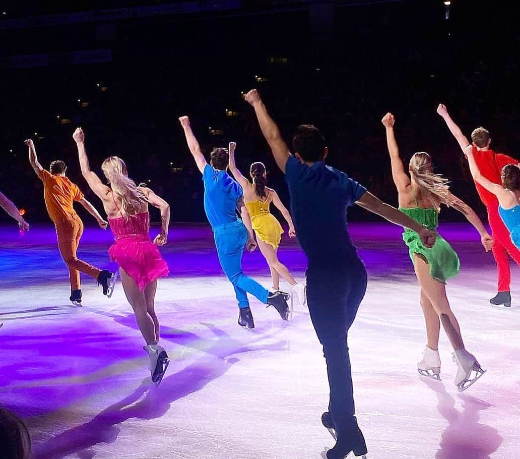 ジェイソン・ブラウンさんのインスタグラム写真 - (ジェイソン・ブラウンInstagram)「We Bond(ed)! 🖤  Loved performing with this group the past 6 weeks! A #photodump of some of my fav group shots from the show! @starsonice   (Also, HBD @alexa_knierim! Love you!! 🥳)  #soi2023 #starsonice #tour #iceshow #show #perform #figureskating #iceskating」6月11日 13時58分 - jasonbskates