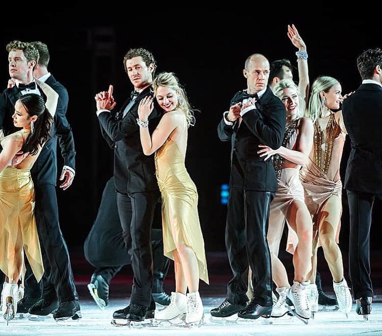 ジェイソン・ブラウンのインスタグラム：「We Bond(ed)! 🖤  Loved performing with this group the past 6 weeks! A #photodump of some of my fav group shots from the show! @starsonice   (Also, HBD @alexa_knierim! Love you!! 🥳)  #soi2023 #starsonice #tour #iceshow #show #perform #figureskating #iceskating」