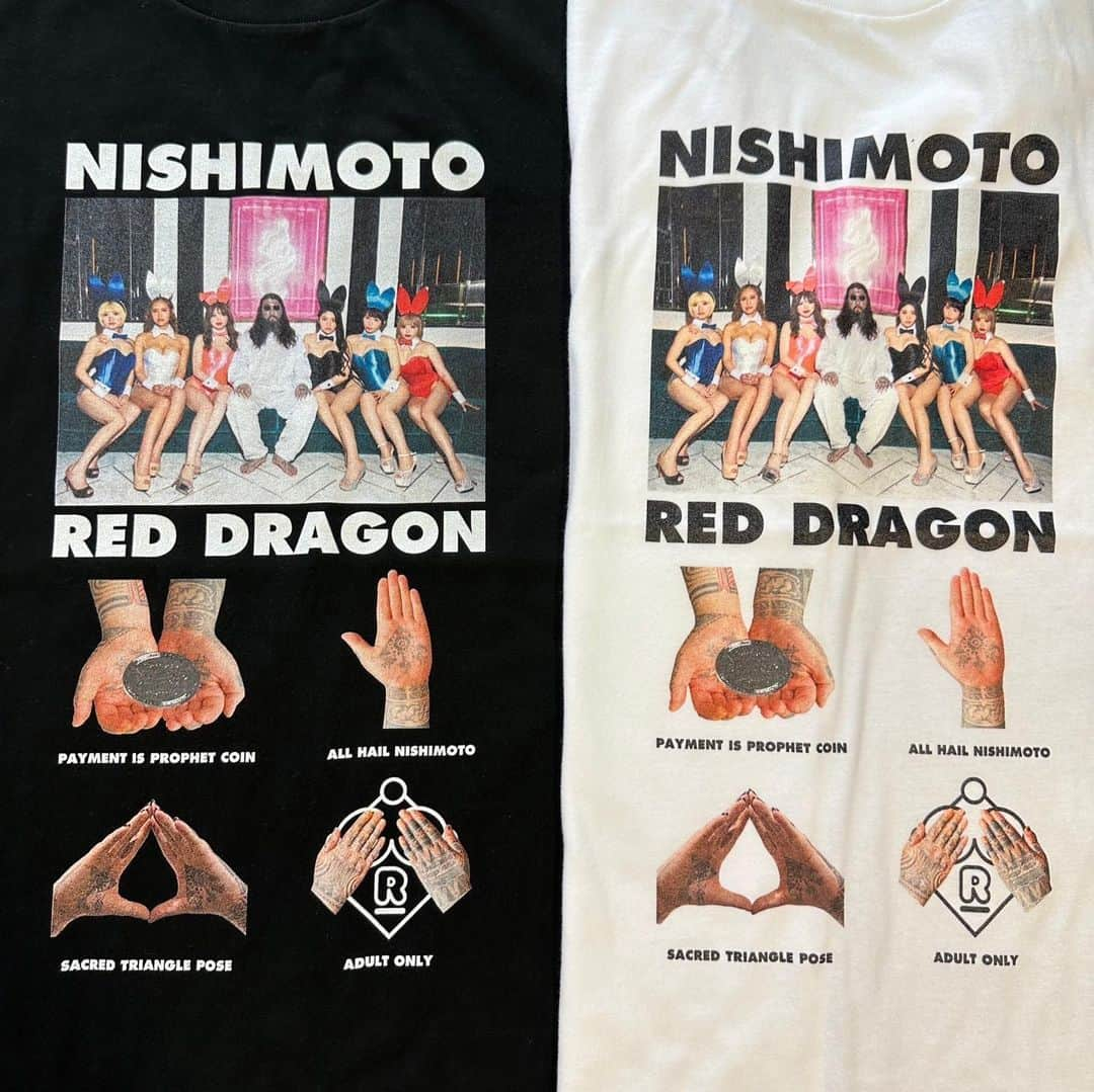 ちんかめさんのインスタグラム写真 - (ちんかめInstagram)「#Repost @roppongi_reddragon with @use.repost ・・・ この度、Red Dragon × NISHIMOTO IS THE MOUTH コラボレーションTeeを発表する事になりました。 @roppongi_reddragon  @k_nisimoto_  @commonbase.jp  @sixshop_tokyo   エロ＆アートをコンセプトにストリートカルチャーにも造詣が深く、「ちんかめ」内藤啓介氏やハイロックデザインオフィス、MAJOR FORCE PRODUCTIONSも参画する異色のキャバクラ “Red Dragon”が、架空のカルトクラブとして、過去に類を見ないブランドポジショニングで成長を続けるブランド”NISHIMOTO IS THE MOUTH”とのコラボレーションTeeを6月24日（土）から発売致します。 フォトグラファー内藤啓介氏が撮り下ろしたRed Dragon所属キャストと預言者NISHIMOTOとの写真とNISHIMOTO IS THE MOUTHの象徴的な文字配列によって構成されたデザインは、Red Dragonオンラインストア【SIX SHOP -TOKYO SOUVENIR-】とCOMMON BASEオンラインストアでしか手に入らないアイテムとなっています。 ------  ■発売情報 Red Dragon × NISHIMOTO IS THE MOUTH TEE サイズ： M / L / XL / 2XL カラー：ホワイト/ブラック 価格： 各8,580円(税込)  【販売場所】 Red Dragon オンラインストア  【SIX SHOP -TOKYO SOUVENIR-】 @sixshop_tokyo  ( URL ) https://six-shop.net  COMMON BASE オンラインストア @commonbase.jp  (URL)  https://commonbase.jp  【販売日時】6月24日(土) 15:00〜 7月9日(日)23:59 【販売方法】受注生産 【お届け納期】8月上旬頃発送予定  ------  ■Red Dragon 個性豊かなセクシー女優が多数在籍するプレミアムなキャバクラです。エロ&アートをコンセプトに東京のサブカルチャーをミックスしながら夜のエンターテイメントの全く新しい価値観を東京六本木から世界に発信しています。 Links： https://r-dragon.jp/links/  ------  ■NISHIMOTO IS THE MOUTH(ニシモトイズザマウス) 「赤ん坊は神であり、西本は口である」 過去にDrake、Virgil Abloh、Tom SachsらがTシャツを着用したことでアメリカを中心に注目され始める。当時は、友人、知人にのみ配布する形で流通されていたが、2020年より精力的に活動を開始する。同ブランドアイテムの取り扱いは、現在、世界中の高感度セレクトショップ約30店舗で展開される。メディア出演や異業種とコラボレーション、デジタル宣教師(NFT)等、活動の幅を拡大中。 HP：https://nishimotoisthemouth.com Instagram：https://www.instagram.com/k_nisimoto_ Twitter：https://twitter.com/nishimoto6996 Discord：https://discord.gg/4QVXa8jZfg  ---------------------  #六本木 #東京 #日本旅游  #art #人気店 #有名店 #行列店 #japantrip #worldfamous #bunnygirl #kawaii #kawaiigirl #forbestravelguide #visitjapanjp  #旅遊景點 #japan #tokyo #roppongi #discovertokyo  #tokyostreet  #discoverjapan #tokyotrip #japantrip  #tokyolife #ilovetokyo  #tokyosouvenir #japon #japansouvenir  #療癒  #好吃  -------------------」6月11日 14時00分 - ching_came