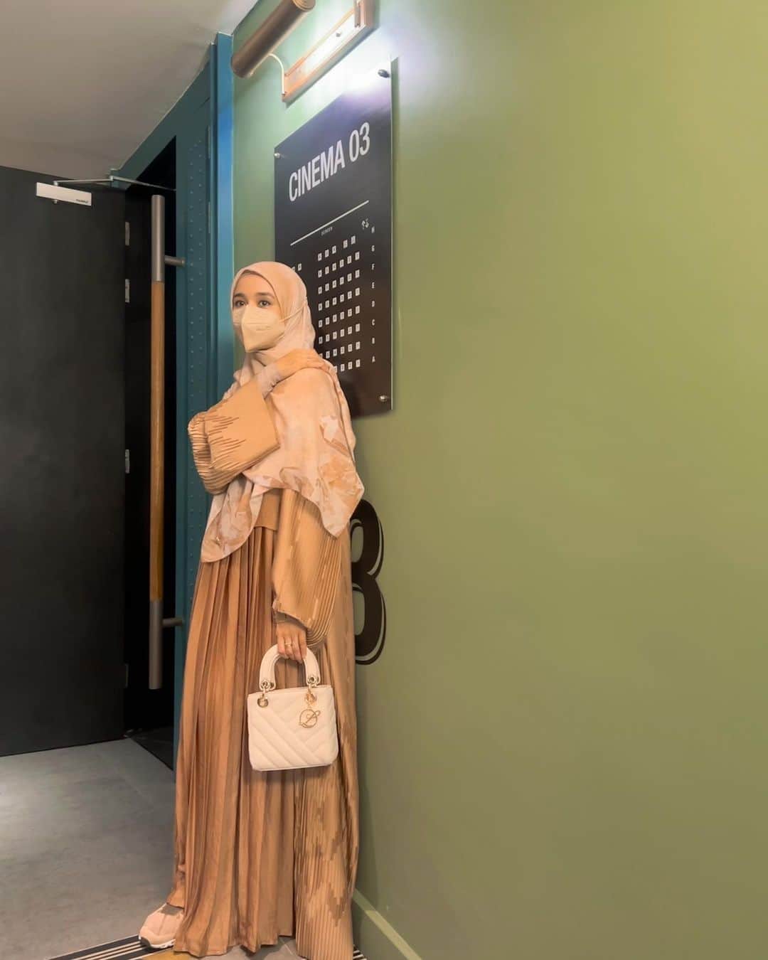 ラウディアシンシアベラのインスタグラム：「بِسْمِ اللَّهِ  Sebenernya udah lama mau post foto ini, qadarullah baru sempet 🫣  Foto ini diambil saat screening film Buya Hamka di bioskop. Oh iya, untuk temen-temen semua yang belum sempat nonton filmnya dan masih penasaran.. temen-temen bisa baca buku Buya Hamka dulu ya, sambil tunggu film selanjutnya Buya Hamka Vol.II, InsyaAllah.」