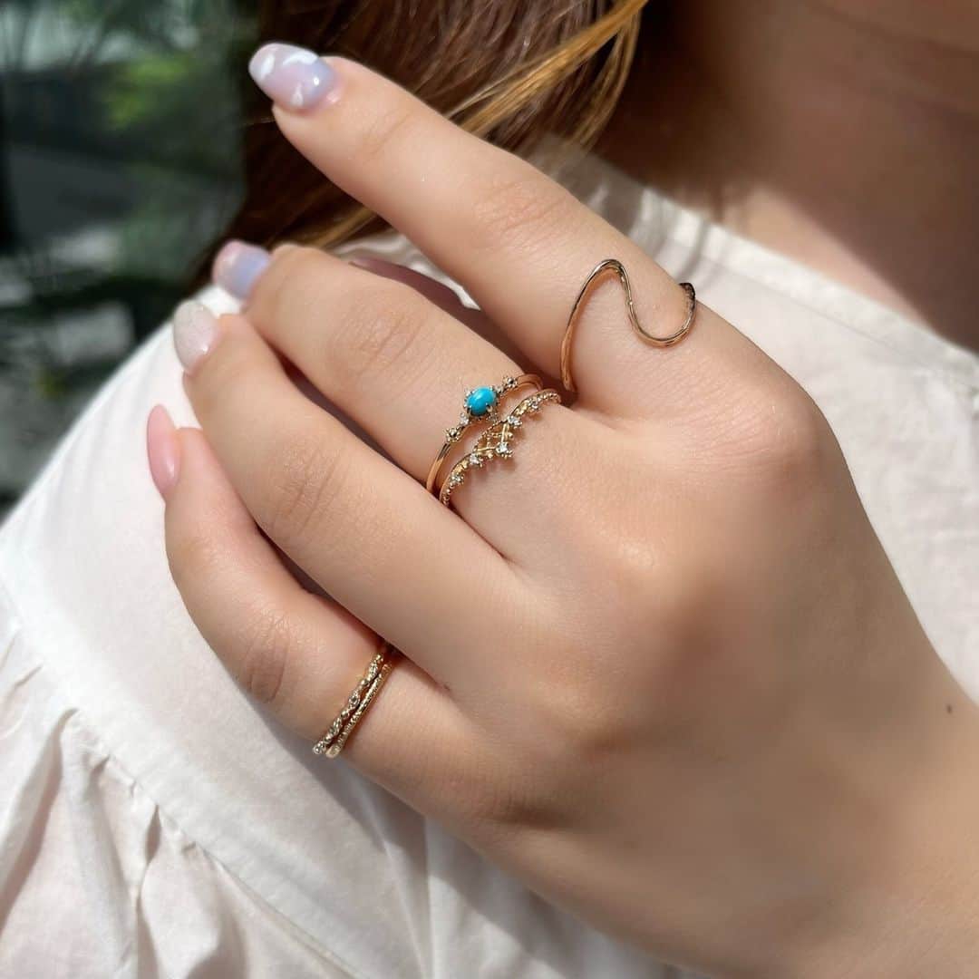 nojess_officialさんのインスタグラム写真 - (nojess_officialInstagram)「【2023 Summer Collection】 小ぶりなターコイズをダイヤモンドと繊細な地金装飾で取り囲んだリング。 手元を鮮やかに彩るカラーストーンジュエリーです。  #nojess #accessories #jewelry #ring #pierce #necklace #ノジェス #アクセサリー #ジュエリー #リング #ピアス #ネックレス #マイノジェス #ギフト #プレゼント #ご褒美ジュエリー #華奢ジュエリー #ジュエリーコーディネート #ダイヤモンド #ゴールドジュエリー #ターコイズ」6月11日 20時00分 - nojess_official