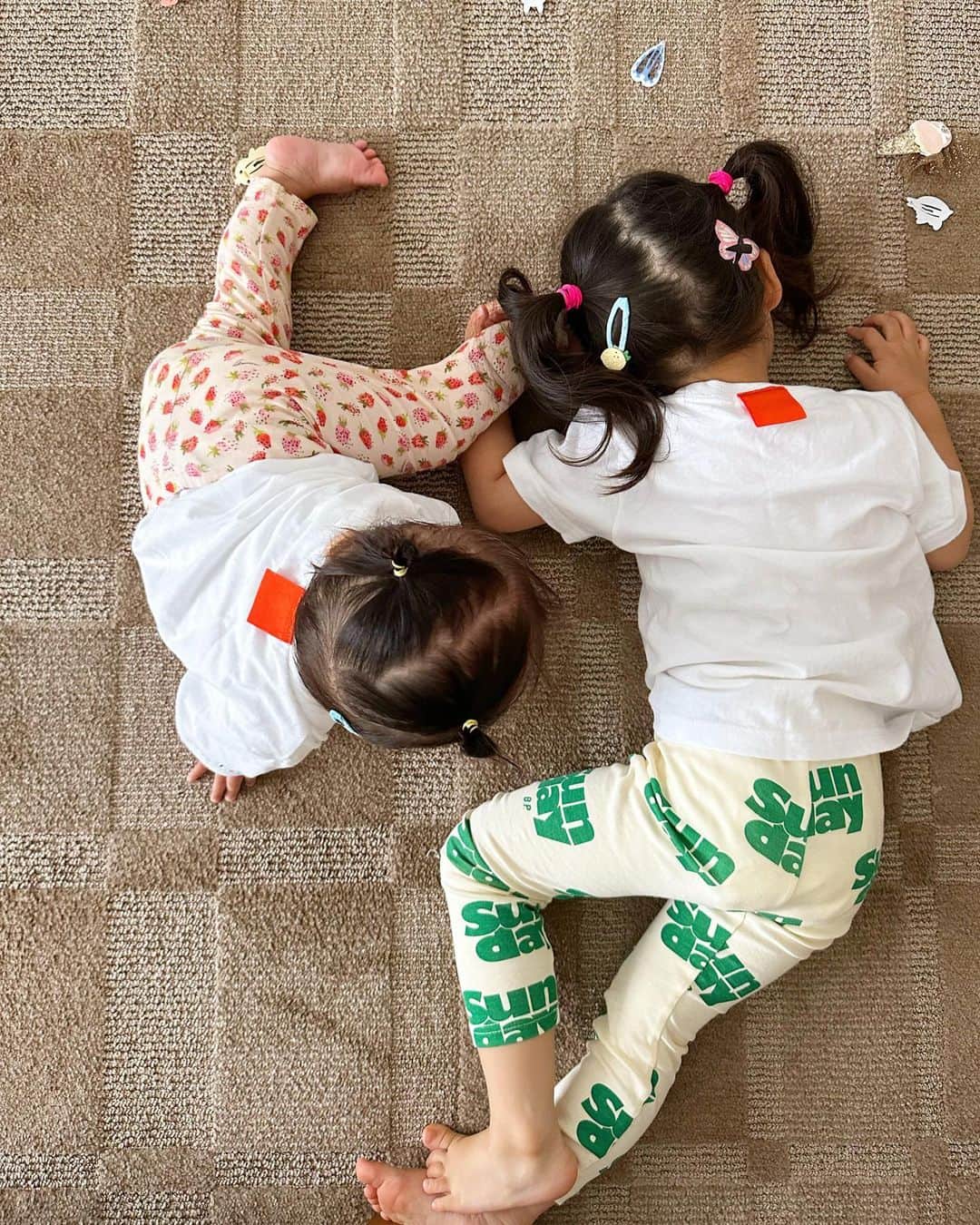 Mai Wakimizuのインスタグラム：「姉妹みたいな2人でリンクコーデ♡1枚目、2人の足がパズルみたいでお気に入り♡どのショットも可愛いが渋滞で数分で写真フォルダがとんでもないことになった♡笑(厳選するのに小一時間かかりました。笑) 最後の動画キュン♡ w/ @shizucap♡ 生後10ヶ月.67cm.8kg/90cm着用 2歳6ヶ月.94cm.13kg/110cm着用 tops:#linkable @linkable_official(今週15日〜再予約販売開始) #姉妹コーデ#リンクコーデ」
