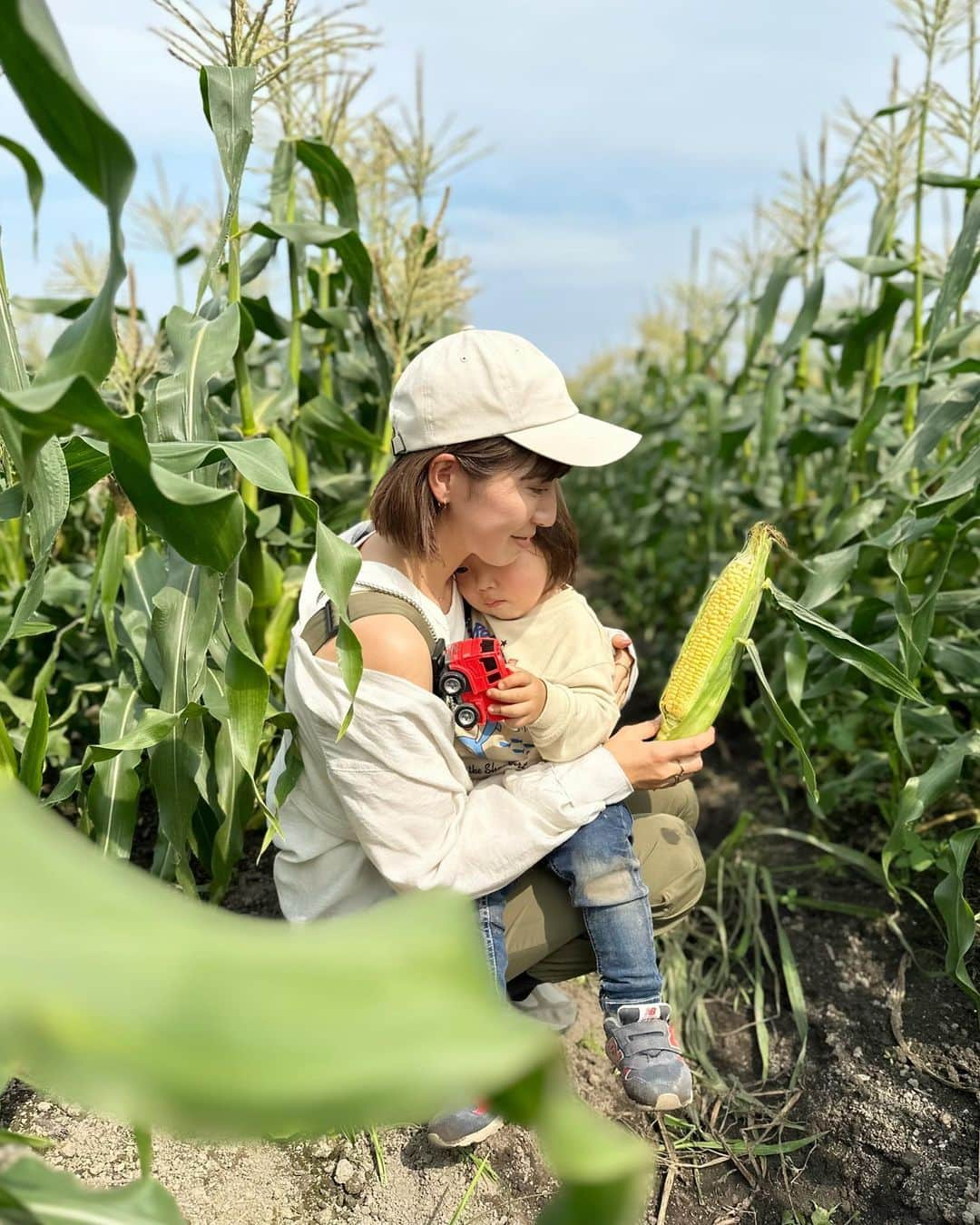 木村まこさんのインスタグラム写真 - (木村まこInstagram)「🌽🌽🌽𓂃𓈒𓏸  子どもはすっぽり隠れちゃうけど 私とは同じ背丈のとうもろこし✎𓂃  @kozenfarm  今日の20:00-収穫体験予約スタートだよˎˊ˗  #5歳女の子ママ　#2歳男の子ママ #2歳差育児  #福岡ママ#福岡子育て #福岡子連れ#アラサーママ　 #福岡収穫体験 #スイートコーン」6月11日 14時05分 - maco_kimura