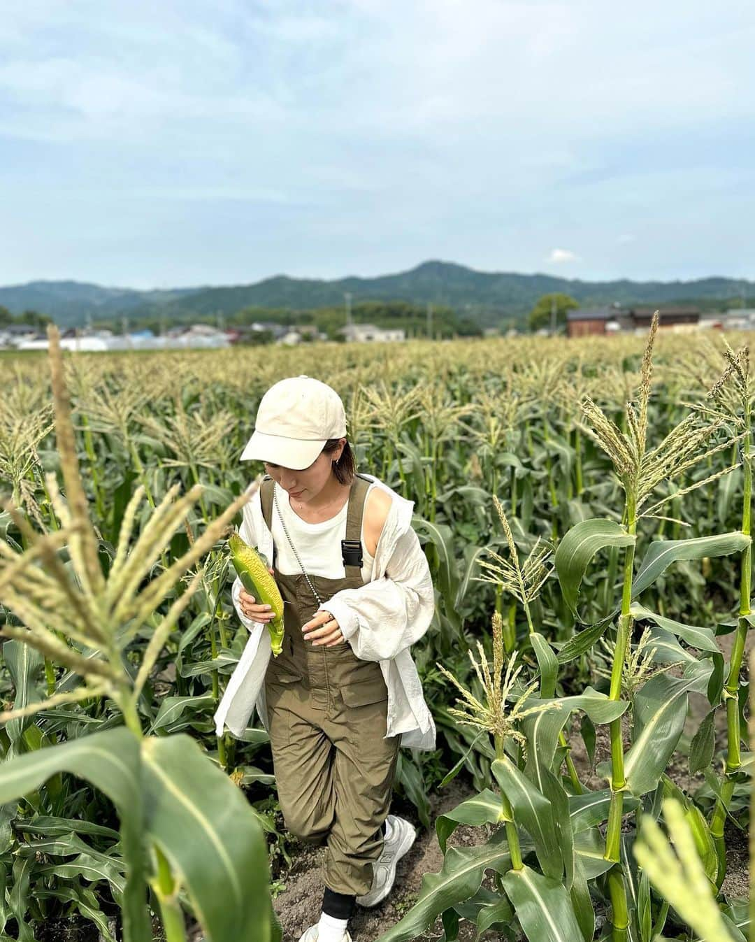 木村まこさんのインスタグラム写真 - (木村まこInstagram)「🌽🌽🌽𓂃𓈒𓏸  子どもはすっぽり隠れちゃうけど 私とは同じ背丈のとうもろこし✎𓂃  @kozenfarm  今日の20:00-収穫体験予約スタートだよˎˊ˗  #5歳女の子ママ　#2歳男の子ママ #2歳差育児  #福岡ママ#福岡子育て #福岡子連れ#アラサーママ　 #福岡収穫体験 #スイートコーン」6月11日 14時05分 - maco_kimura