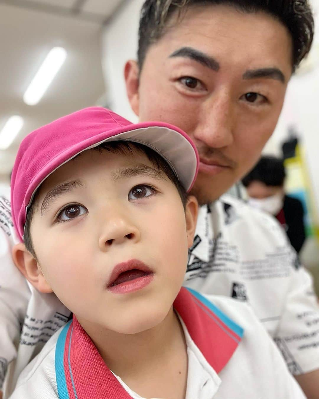 山崎秀晃のインスタグラム：「父親参観日👨‍👦 パパもこんな綺麗な瞳に産まれたかったよ。 似顔絵には僕の大好きなコーラが毎年描かれてます。 #ありがとう😊 #子供1 #4歳」