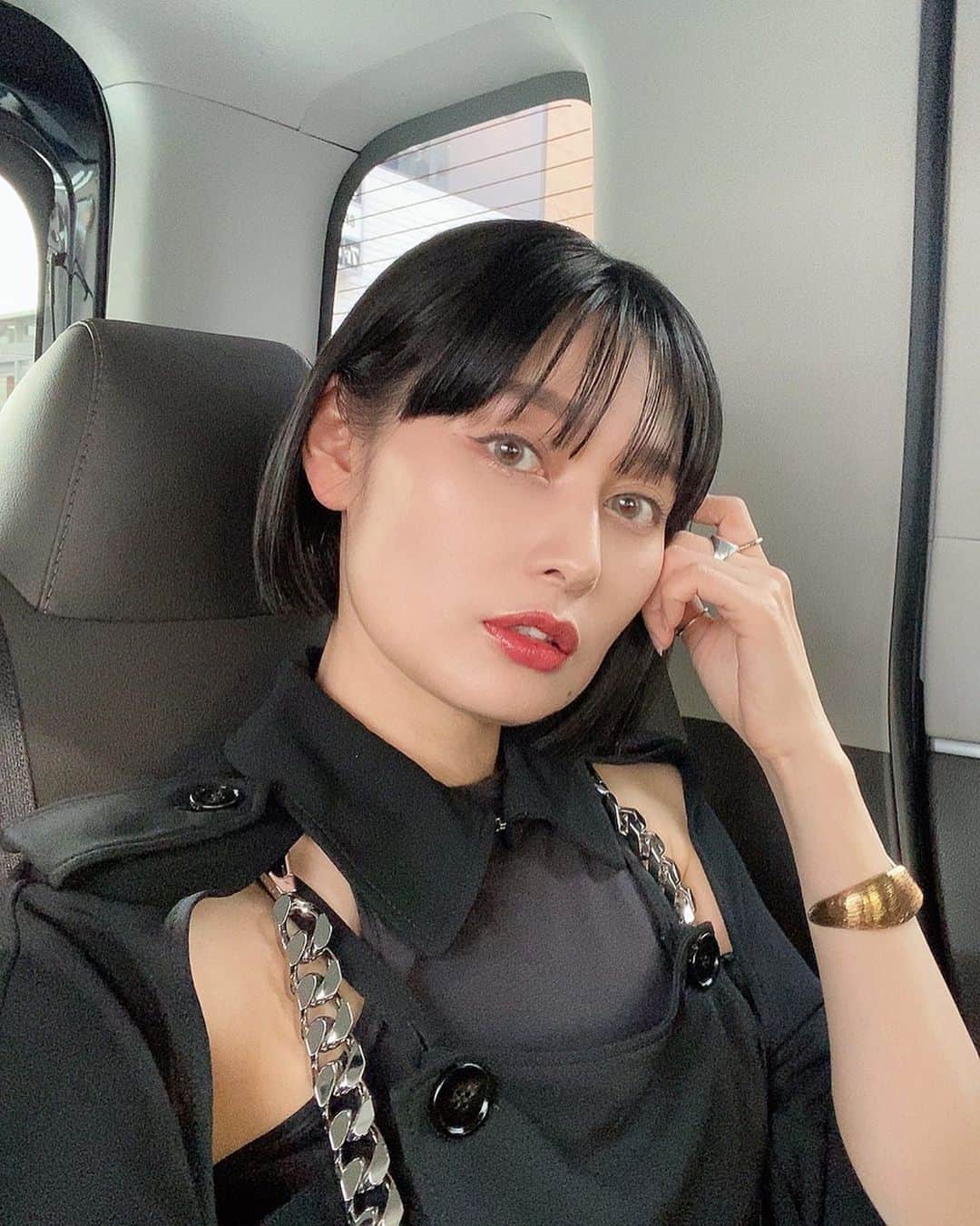 佐藤乃莉のインスタグラム：「💠🦋💠  どかな？  How is your day?   #birthday week#黒ワンピース #ボブ」