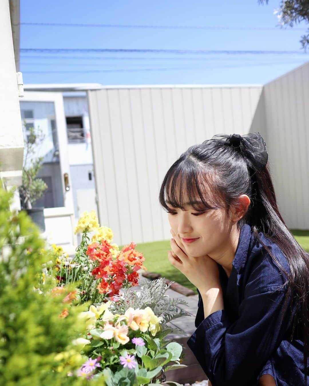 歌田初夏のインスタグラム：「48timesさんで人生初！そしておそらく人生ラストの私のグラビアが掲載されてます！  ユメミール3人でとっても素敵な場所で撮影してもらいました🌸  チェックしてくださいね！  #ユメミール　#AKB48 #グラビア　#花　#ユメミール　#の名前の由来は　#カモミール　#からだよ」