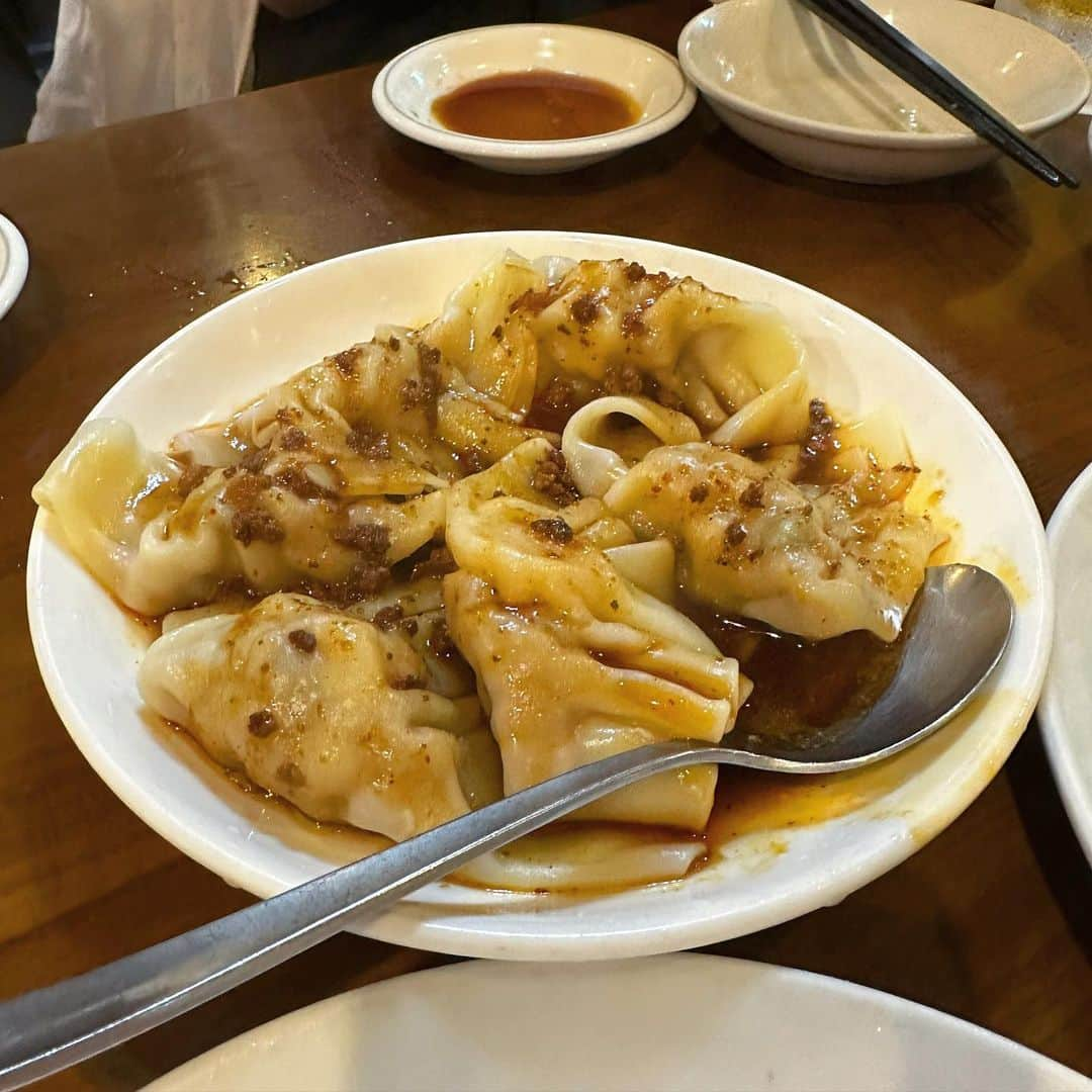 福地夏未さんのインスタグラム写真 - (福地夏未Instagram)「🥟 餃子がおおきくて、中にはプリプリのエビが🍤！  キャベツメインのタネだから、 大きくても全然重くなくぺろっと何個も食べれちゃう〜🫶🏻  他にも食べたけど、写真は餃子しか撮ってなかった😂  中華は正義だね！大好き〜！  _ #目黒グルメ #目黒ディナー  #目黒駅 #目黒中華 #中華 #中華料理 #町中華 #凍ったジョッキ #正義 #夏未のおいしい」6月11日 14時28分 - natsuminmin19