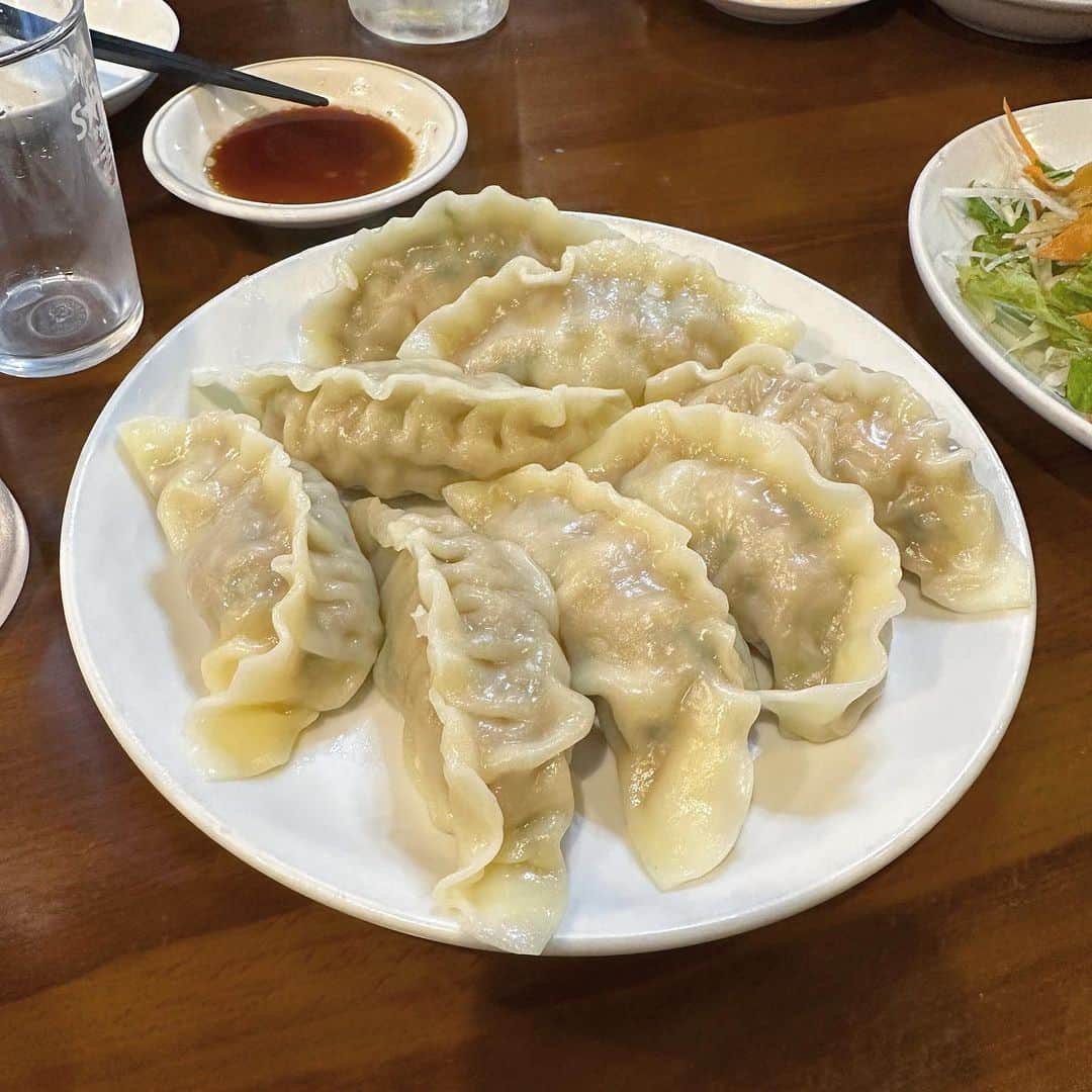 福地夏未のインスタグラム：「🥟 餃子がおおきくて、中にはプリプリのエビが🍤！  キャベツメインのタネだから、 大きくても全然重くなくぺろっと何個も食べれちゃう〜🫶🏻  他にも食べたけど、写真は餃子しか撮ってなかった😂  中華は正義だね！大好き〜！  _ #目黒グルメ #目黒ディナー  #目黒駅 #目黒中華 #中華 #中華料理 #町中華 #凍ったジョッキ #正義 #夏未のおいしい」