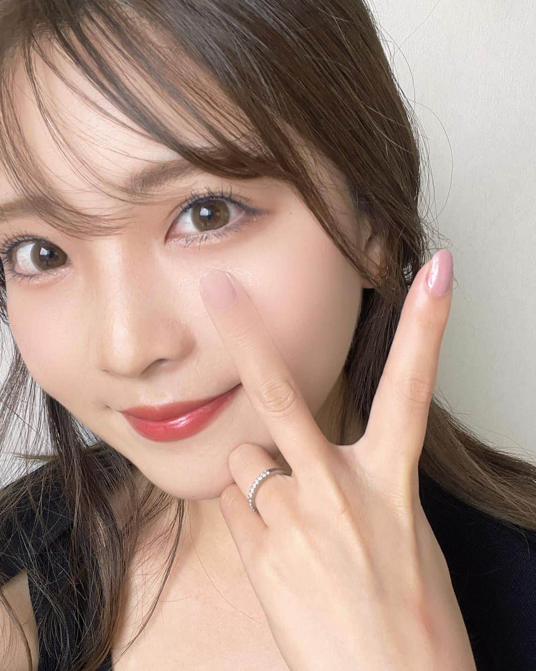 本谷紗己のインスタグラム：「@50fiftycard_official のイベントでご縁があり、  @magiclift_official の美顔器をプレゼントしていただき 使用しました😋  私の肌質は、基本乾燥しやすく 小鼻の周りだけオイリー🫠  日々、湿度に左右されるこの季節は本当にケアが難しい！☔️  美顔器の使用後は お肌がもちもちっと柔らかく😳 次の日の朝の小鼻周りの 保湿もされつつ、 つっぱりではない引き締まった感じがありました😳  むくみやリフトアップ、くすみの改善も期待できるそうなので 引き続き試してみます🥰🫶  #MAGICLIFT  #pr  #美顔器　#ヘアメイク　#リフトアップ　#くすみ　#スキンケア　#乾燥肌　#混合肌　#クレンジング」