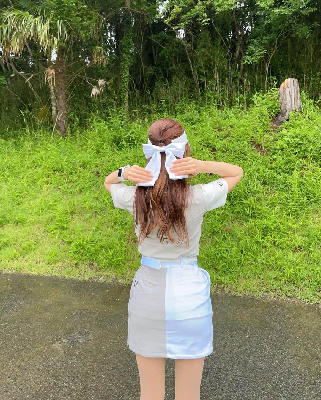 MAYUさんのインスタグラム写真 - (MAYUInstagram)「. ホワイトコーデ⛳️🤍 . ウェア、バイザー、ベルト全て @bandel_official だよん🤍 ホワイトとグレーの配色が上品スポーティって感じですきっ！✨ スカートはサイドがボタンのデザインになってるのが かわいいの☺️ . バイザーにはぷっくりした大きめのリボンがついてて だいぶアクセントになる🎀🤍 . . 朝髪の毛巻き巻きしたのに雨に降られちゃって 即ぼさぼさヘアーになっちゃった。。🥹🥲🌧️ . . #ゴルフ女子#ゴルフ#ゴルフウェア#ゴルフコーデ#バンデル#バンデルゴルフ#イーグルレイクゴルフクラブ#golf#golfwear#golfaddict#golflife#golfclub#golfstagram#golfcourse#golfday#bandel#japan#japanesegirl」6月11日 14時27分 - mayu.kina_golf