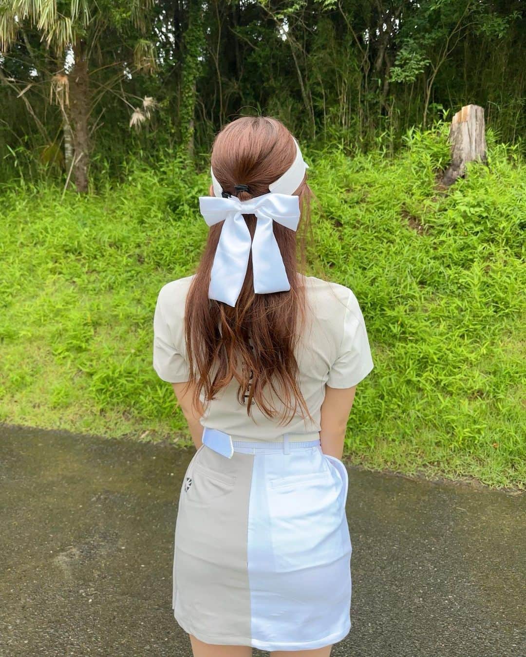 MAYUさんのインスタグラム写真 - (MAYUInstagram)「. ホワイトコーデ⛳️🤍 . ウェア、バイザー、ベルト全て @bandel_official だよん🤍 ホワイトとグレーの配色が上品スポーティって感じですきっ！✨ スカートはサイドがボタンのデザインになってるのが かわいいの☺️ . バイザーにはぷっくりした大きめのリボンがついてて だいぶアクセントになる🎀🤍 . . 朝髪の毛巻き巻きしたのに雨に降られちゃって 即ぼさぼさヘアーになっちゃった。。🥹🥲🌧️ . . #ゴルフ女子#ゴルフ#ゴルフウェア#ゴルフコーデ#バンデル#バンデルゴルフ#イーグルレイクゴルフクラブ#golf#golfwear#golfaddict#golflife#golfclub#golfstagram#golfcourse#golfday#bandel#japan#japanesegirl」6月11日 14時27分 - mayu.kina_golf