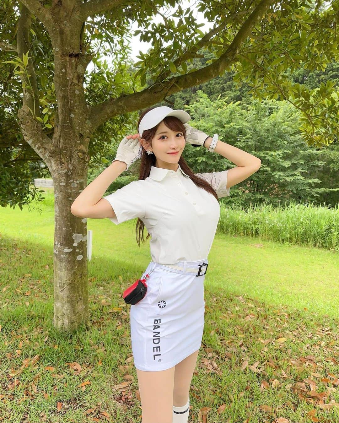 MAYUさんのインスタグラム写真 - (MAYUInstagram)「. ホワイトコーデ⛳️🤍 . ウェア、バイザー、ベルト全て @bandel_official だよん🤍 ホワイトとグレーの配色が上品スポーティって感じですきっ！✨ スカートはサイドがボタンのデザインになってるのが かわいいの☺️ . バイザーにはぷっくりした大きめのリボンがついてて だいぶアクセントになる🎀🤍 . . 朝髪の毛巻き巻きしたのに雨に降られちゃって 即ぼさぼさヘアーになっちゃった。。🥹🥲🌧️ . . #ゴルフ女子#ゴルフ#ゴルフウェア#ゴルフコーデ#バンデル#バンデルゴルフ#イーグルレイクゴルフクラブ#golf#golfwear#golfaddict#golflife#golfclub#golfstagram#golfcourse#golfday#bandel#japan#japanesegirl」6月11日 14時27分 - mayu.kina_golf
