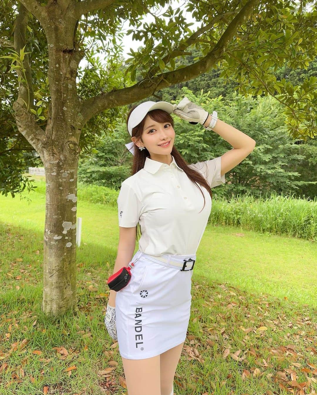 MAYUさんのインスタグラム写真 - (MAYUInstagram)「. ホワイトコーデ⛳️🤍 . ウェア、バイザー、ベルト全て @bandel_official だよん🤍 ホワイトとグレーの配色が上品スポーティって感じですきっ！✨ スカートはサイドがボタンのデザインになってるのが かわいいの☺️ . バイザーにはぷっくりした大きめのリボンがついてて だいぶアクセントになる🎀🤍 . . 朝髪の毛巻き巻きしたのに雨に降られちゃって 即ぼさぼさヘアーになっちゃった。。🥹🥲🌧️ . . #ゴルフ女子#ゴルフ#ゴルフウェア#ゴルフコーデ#バンデル#バンデルゴルフ#イーグルレイクゴルフクラブ#golf#golfwear#golfaddict#golflife#golfclub#golfstagram#golfcourse#golfday#bandel#japan#japanesegirl」6月11日 14時27分 - mayu.kina_golf