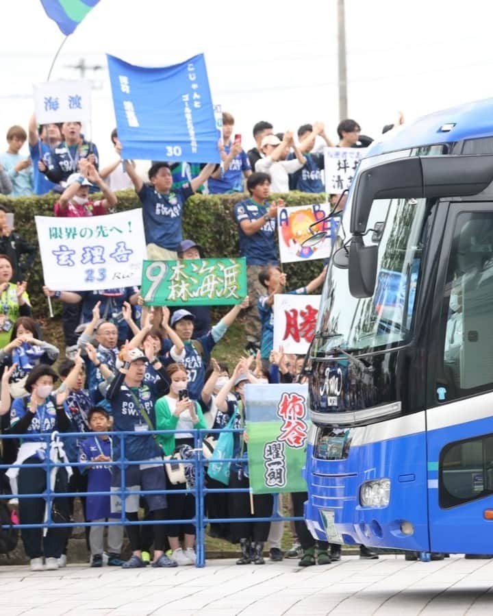 徳島ヴォルティスさんのインスタグラム写真 - (徳島ヴォルティスInstagram)「【6/11(日)16:00 栃木戦】 選手バスが到着🚌 勝利のために、全員で🔥  #徳島ヴォルティス #vortis #Jリーグ #football」6月11日 14時31分 - tokushima_vortis