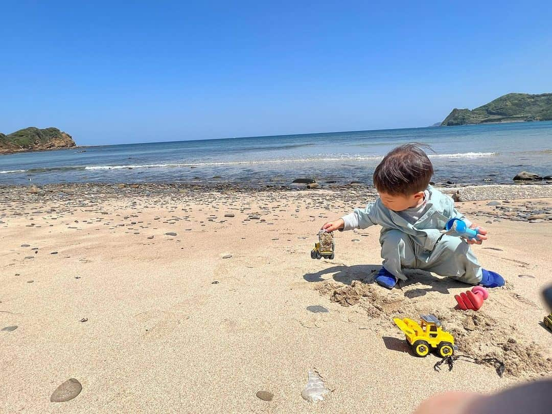 月央和沙さんのインスタグラム写真 - (月央和沙Instagram)「坊やが、 今日で2歳になりました😭✨ 私はお母さん2歳です✌️🍀  この2年の間に、 どれだけの事ができるようになったのだろう…🥹✨。  人間て本当にすごい。 と思わされる日々です。  そして、 大変な分、本当に愛おしくて 今日が1番かわいいのだろうな…。 と毎日思い続けながら今日に至ります。  きのうの夜、 もう一歳の坊やには会えないのかと思うと、寂しくて、 涙が出てきました。  しかし、 そんな感情に浸る暇はなく、 容赦なく遊びに付き合わされる現実😭笑  きっとこれからも こんな風に毎日が あっという間に過ぎて、  あっという間に大きくなっていくのだろうなぁー。  そして、その成長が 嬉しくて、少し寂しくもありますが、  これからも、少しも見逃さないように日々を大切に過ごしていきたいと思います☺️🍀  おかーちゃんも、2歳…。  自分で言うのも何ですが、 なかなか良く頑張っていると思います。  宝物ちゃん✨。  元気いっぱい すくすく育ってくれてありがとう🍀✨  これからも一緒に成長していこうね。 2歳のお誕生日おめでとう🥹❤️  #2歳 #お誕生日 #宝物ちゃん #おめでとう #お話も #お歌も #ダンスも #上手になりました #すくすく育ってます #ありがとう #大好きよ」6月11日 14時33分 - kazusa_tsukio