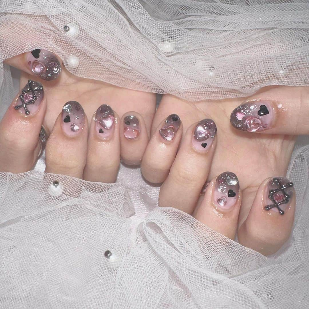 高梨あいのインスタグラム：「💖🖤💖🖤  ハチャメチャにかわい〜₍ ᐢ. ̫ .ᐢ ₎！  ・ ・ #ネイル #nail  #nailart  #地雷系 #地雷ネイル」