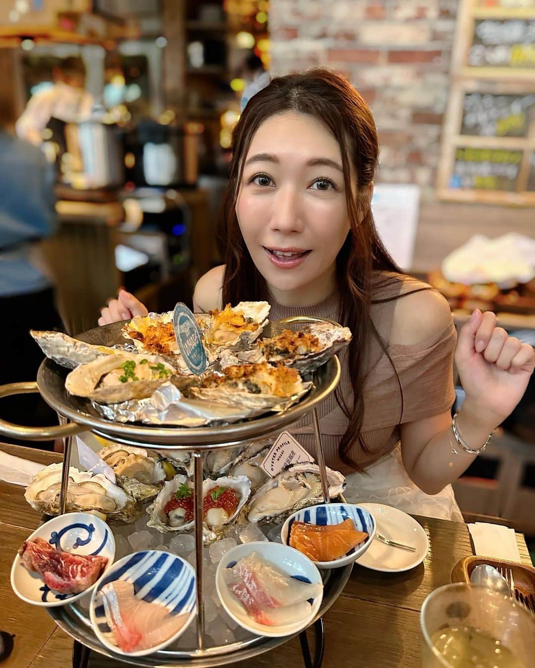穂川果音さんのインスタグラム写真 - (穂川果音Instagram)「なぜか会うと毎回牡蠣を食べに行ってしまう友達がいまして笑 先日も牡蠣食べに行ってきたよ〜🦪 はぁ、美味しかった🤤  #オイスターバー　#新宿」6月11日 14時46分 - hokawakanonn