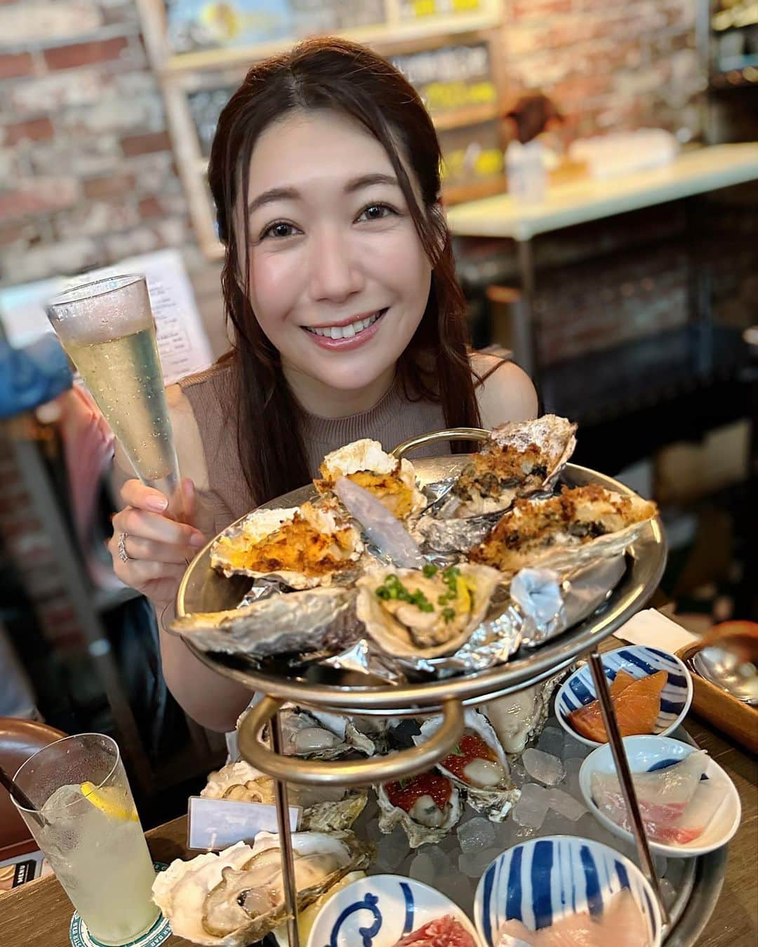 穂川果音さんのインスタグラム写真 - (穂川果音Instagram)「なぜか会うと毎回牡蠣を食べに行ってしまう友達がいまして笑 先日も牡蠣食べに行ってきたよ〜🦪 はぁ、美味しかった🤤  #オイスターバー　#新宿」6月11日 14時46分 - hokawakanonn