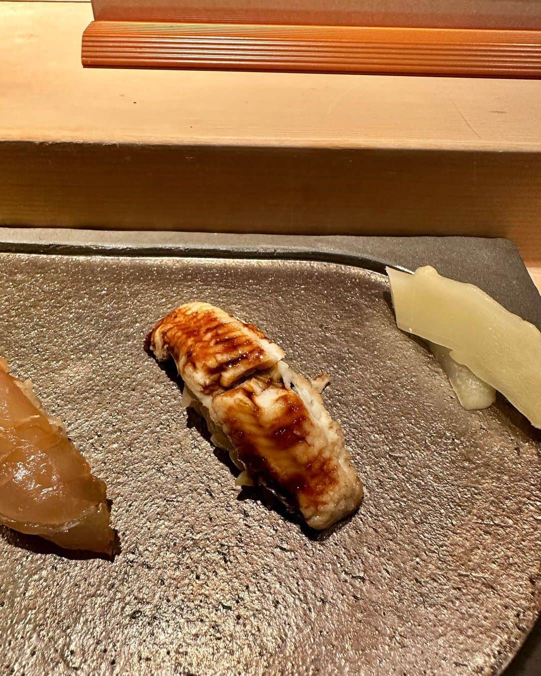 村上麻衣さんのインスタグラム写真 - (村上麻衣Instagram)「お鮨🍣✨  ハワイで日本食を食べれず 帰ってきて風邪をひいて寝込み、 うわごとのように呟いていた「おすし食べたい‥🫠」  念願でしたので、目を瞑ってじっくりと味わっていただきました〜 感動😂🤍  3枚目、ニュージーランドのインド洋のマグロは「生」で運んできたんですって。  北海道苫小牧のほっきは、柔らかくてみずみずしく💠 春子鯛（春に生まれる鯛の稚魚）は甘かった！  幸せタイムでした。 ご馳走様でした😋  #銀座ディナー #東京ディナー #寿司 #鮨 #sushi #銀座グルメ #ginza #すし#東京グルメ #japan#japanesefood #japanese」6月11日 14時51分 - maimaisue