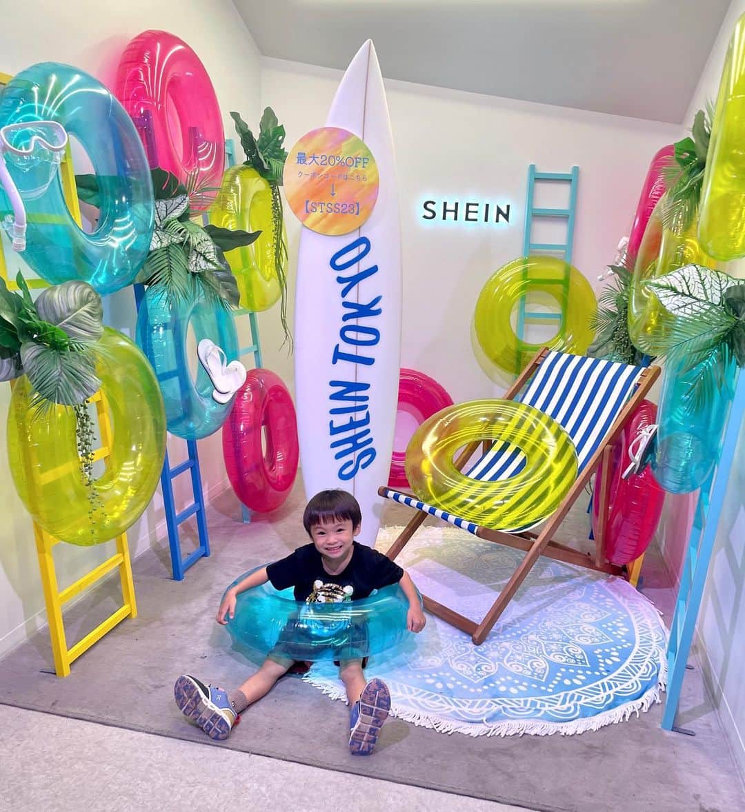 長谷川真美さんのインスタグラム写真 - (長谷川真美Instagram)「#SHEINコーデ で SHOWROOM行ってきたよ🛟💕  店舗内では最新アイテムを試着できたり #撮影スポット もたくさんなの！！！！  内装が初夏仕様になっていて はちきゅう兄弟も大騒ぎ👶👦笑 可愛いし楽しいからぜひ行ってみて💡  ガチャガチャもできるよ🙌  そしてお買い物する時は お得なクーポンよかったら使って〜💓 コード【STSS23】 有効期限：~2023/7/30まで 割引率：0〜5999円 15%オフ，6,000円以上20%オフ  ↓↓↓↓↓↓ 📌東京都渋谷区神宮前4丁目25-91・2FB-TOWNC棟 アクセス：東京メトロ副都心線 千代田線 明治神宮前駅 徒歩3分 / JR線 原宿駅徒歩7分  @shein_japan  @sheinofficial  #SHEINTOKYO #STSS23 #SHEIN #ＳＨＥＩＮコーデ #sheinクーポン #クーポン #クーポンコード」6月11日 15時00分 - maami.hase