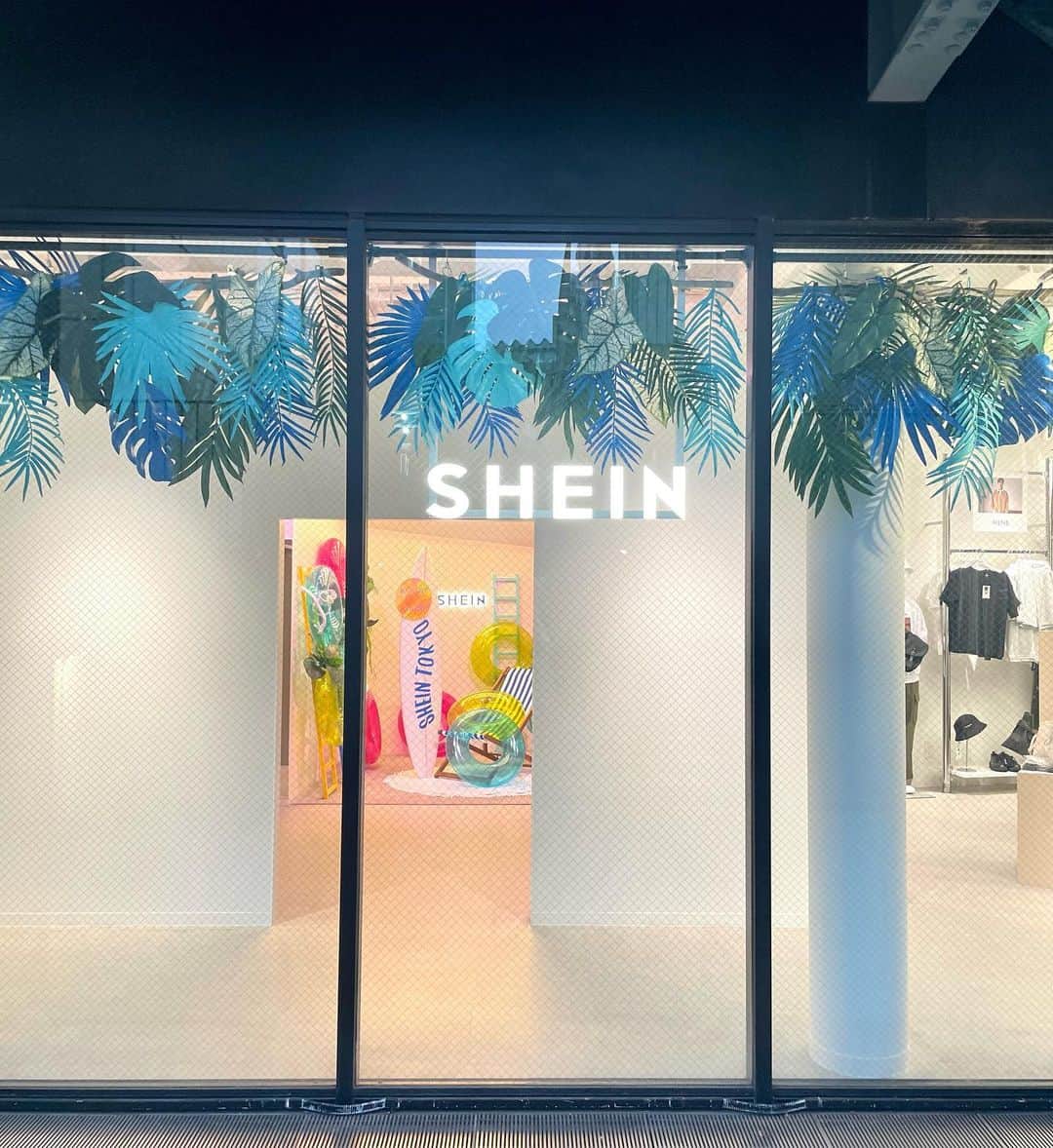長谷川真美さんのインスタグラム写真 - (長谷川真美Instagram)「#SHEINコーデ で SHOWROOM行ってきたよ🛟💕  店舗内では最新アイテムを試着できたり #撮影スポット もたくさんなの！！！！  内装が初夏仕様になっていて はちきゅう兄弟も大騒ぎ👶👦笑 可愛いし楽しいからぜひ行ってみて💡  ガチャガチャもできるよ🙌  そしてお買い物する時は お得なクーポンよかったら使って〜💓 コード【STSS23】 有効期限：~2023/7/30まで 割引率：0〜5999円 15%オフ，6,000円以上20%オフ  ↓↓↓↓↓↓ 📌東京都渋谷区神宮前4丁目25-91・2FB-TOWNC棟 アクセス：東京メトロ副都心線 千代田線 明治神宮前駅 徒歩3分 / JR線 原宿駅徒歩7分  @shein_japan  @sheinofficial  #SHEINTOKYO #STSS23 #SHEIN #ＳＨＥＩＮコーデ #sheinクーポン #クーポン #クーポンコード」6月11日 15時00分 - maami.hase