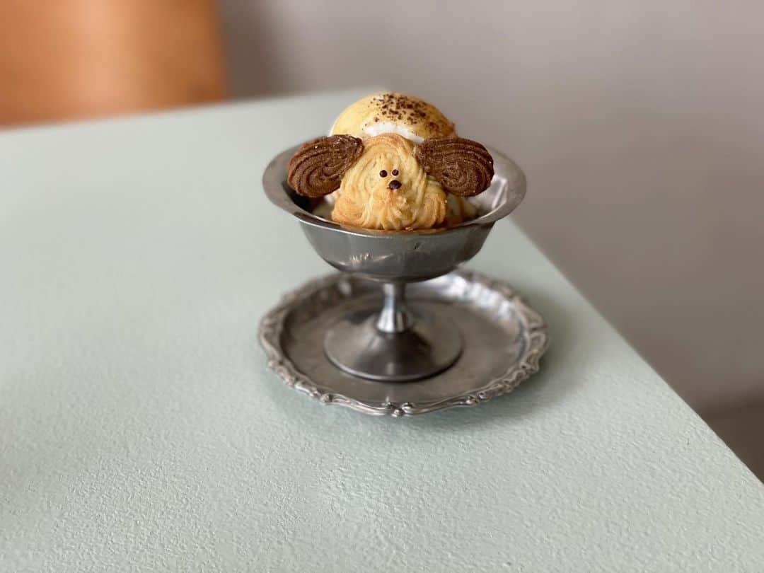 甲斐みのりのインスタグラム：「・ この日のより道。 ショートケーキのいちごは最後に食べる派。 アイスクリームの犬クッキーも最後に食べる。  #たべるたのしみ」