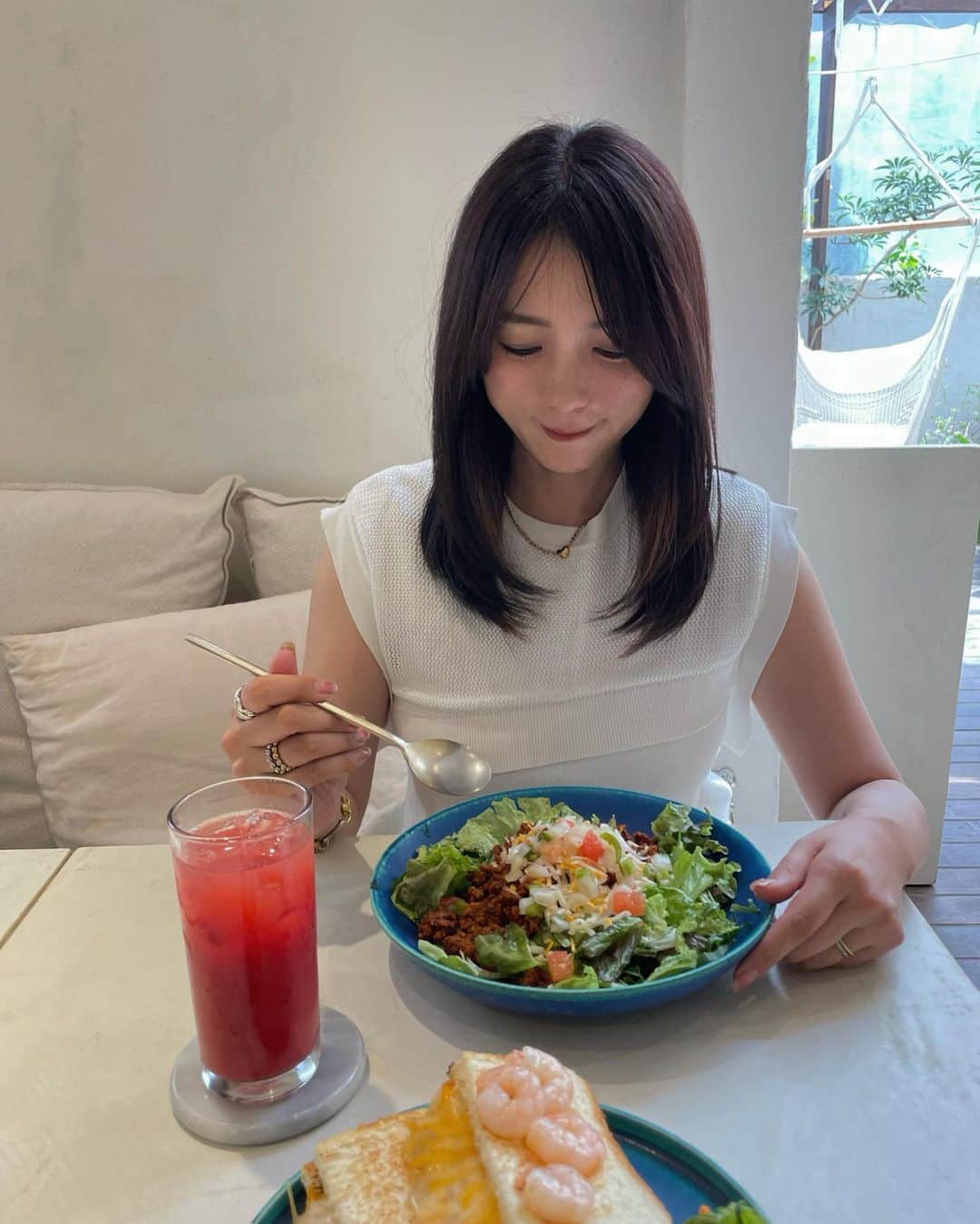 のインスタグラム：「☆ 𝕓𝕖𝕒𝕦𝕥𝕪 ☆  . 先日参加した 「ロフト グリーンプロジェクト〜サステナブルビューティー＆ライフ」で気になったアイテム  @dolly_wink  ずっと大好き♡アイライナー マツエクも可愛いよね！  @forsta_official  タブレット型の歯磨き粉！ お仕事の前にランチとか多いからこれめっちゃいいと思ったよ！ しかも、きれいに洗い流さないとリサイクルが出来ない一般的なチューブタイプの歯磨き粉とは違ってFörstaのOral Tabletsは容器が汚れないため 使い終えたらそのままリサイクルが出来るの！  愛用中の @paxolie  もあって嬉しくなった♡ 香りもよくてお肌もしっとり柔らかくなった気がするよ 100%自然由来成分にこだわってて 洗浄剤に石けんを使用したサステナブル♡  あとあと、スト担必見！ @c_plus_cosmeshop に ダイヤのメンカラ石鹸あるよーぉぉぉぉ💎 しかも、純植物性石けん素地から作られた、保湿効果が高く肌に優しいグリセリンソープ 今度買ってみる！  是非LOFT でチェックしてみてくださいね @loft_cosme   . #ロフト展示会 #ロフトグリーンプロジェクト #サステナブルビューティー #PR」