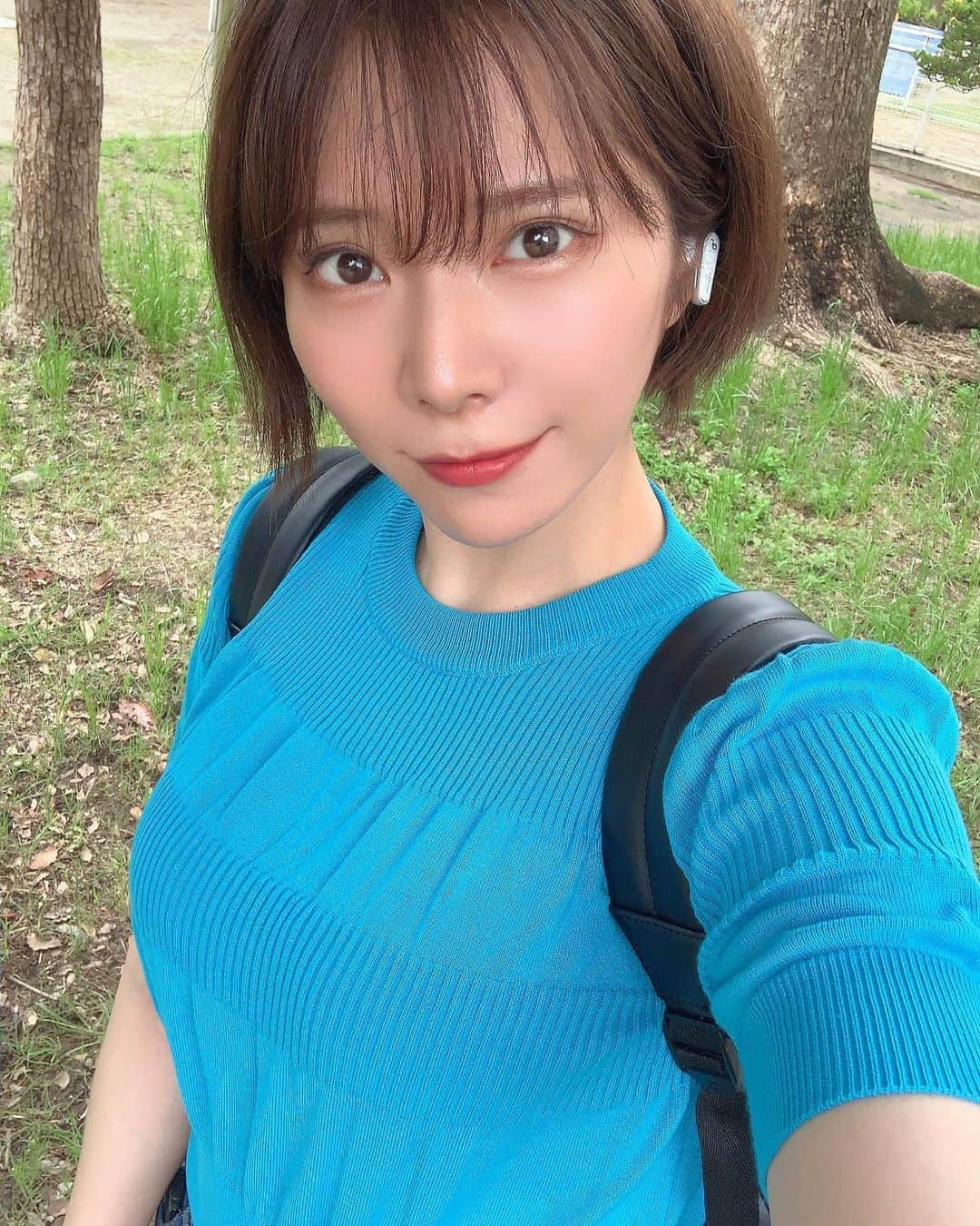 青山日和のインスタグラム：「食事改善や運動習慣もあって 美肌保ててる気がする🤔うれしい 　 この間のご質問、まだ返せていないものもあるのだけど その中の一つで 　 「美容医療以外におすすめの美容グッズ、 機器教えてください」というのがあったので さくっと載せます✍️ 　 基本的に使用してる日々のスキンケアグッズは コロコロ変わるのですが 　 今は @uubu_official さんの化粧水がお気に入り◎ 　 プチプラなら ロート製薬さんのメラノccシリーズの 化粧水がとても好き🥰 　 美容機器は スチーマーをクレンジング時に使ったり 　 Panasonicのイオンエフェクター（私のやつは結構前の） を拭き取り化粧水時、化粧水時、乳液後に 使ったりはします✌️ @panasonic_beauty  　 あと たるみケアだとMEラボン？ IKKOさんプロデュースのEMS機能あるやつ 使ってます💪✨ （インスタアカウントとかわからず🥲） 「IKKOさん　美顔器」とかで検索すると 出ると思います！ 　 　 　 そこに 月一のスペシャルケアとして @myplacebeautyclinic さんの 美肌パーフェクトコースで 　 毛穴洗浄 #ハイドラフェイシャル #エイン  お肌の活性化 #ジェネシスレーザー  トーンアップ #レーザートーニング  保湿成分導入 #デルマシオ    をしてる☺️ 　 イメージ的には デイリーケアで自分のお肌の現マックス値に近づけて スペシャルケアでマックス値を上げてる感じ。 年々マックス値も回復スピードも落ちてく…悲しみ… （表現伝わるか分かりませんがw）   年齢的に月一でなくとも スペシャルケアで美容医療はうまく組み合わせて いきたいなと思います😌🙏🏻 　 なんとかエイジングと戦っていきたい…🔥 　 #アンチエイジング #美容医療 #肌質改善 #アラサー美容 #美容事情 #おすすめ美容」