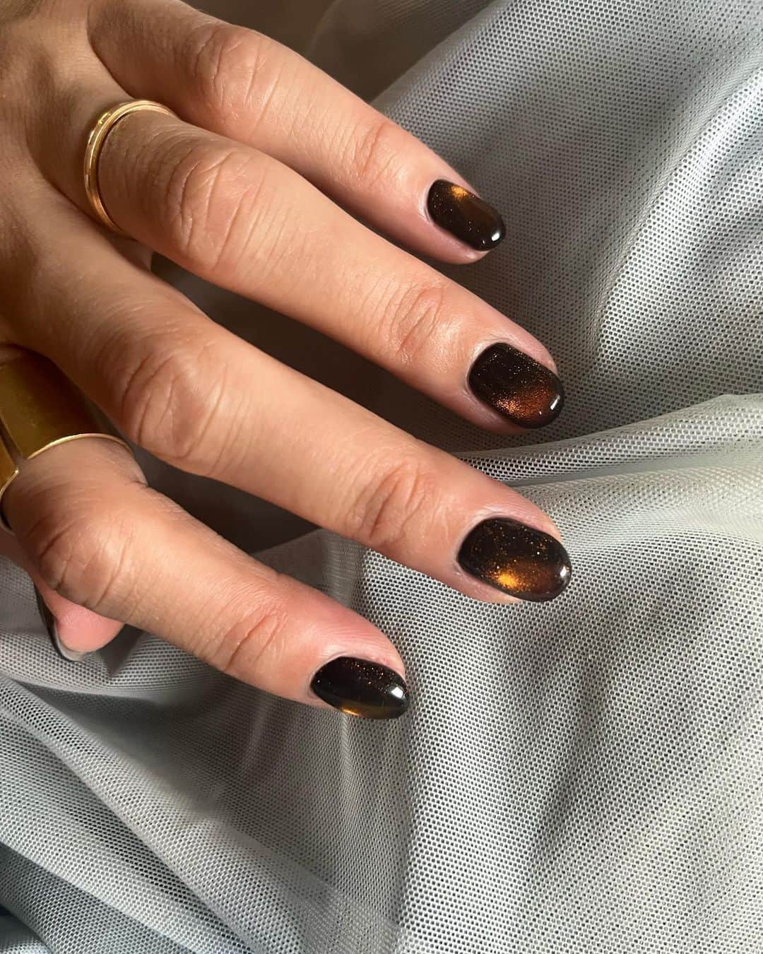 のインスタグラム：「ようやく…行けた✌️ やっぱりジェルのこの艶感堪らないナァ  隙間時間見つけて90minで @krt__0129 にマグネットネイルしてもらいました！  オレンジ/イエローのマグネット、可愛い。 ブラックベースも、グリーンベースも気に入ってる🌑🌎 (右手中指だけ深爪して短い🫱🏻)  萌ちゃんありがとう〜🙏  #inthinknail」