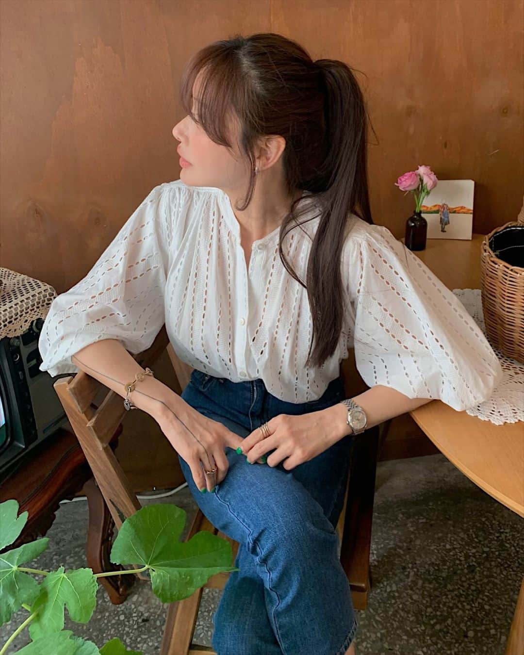 nanaのインスタグラム：「로로블라우스.  청바지에 블라우스로 카디건처럼 스커트에 연출 해봤또요🌞」