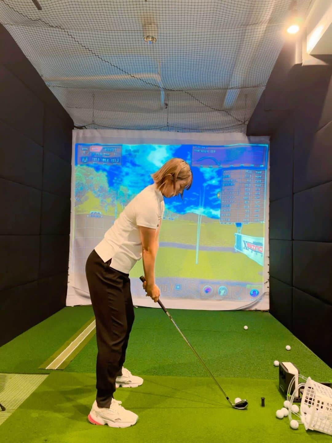 のインスタグラム：「. 7i 🏌️‍♀️🏌️‍♀️🏌️‍♀️ このスイングがコースでも できるようにしたい❤️✌️ 目指すはアドレスから フィニッシュまで頭の位置同じ！ . #ゴルフ #golf #골프」
