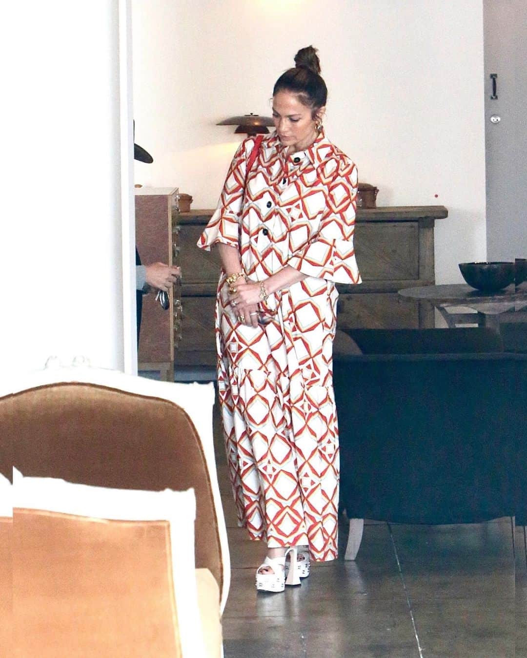 Just Jaredさんのインスタグラム写真 - (Just JaredInstagram)「Jennifer Lopez wears a geometric patterned maxi dress while out picking out some furniture for her new home in Los Angeles #JenniferLopez Photos: Backgrid」6月11日 15時37分 - justjared