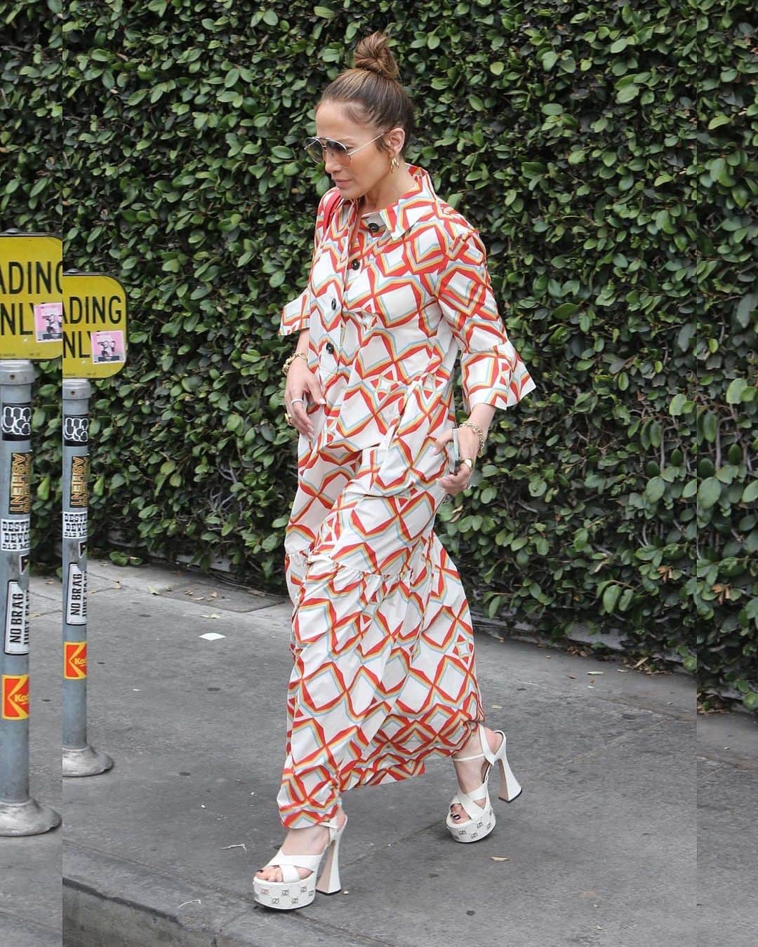 Just Jaredさんのインスタグラム写真 - (Just JaredInstagram)「Jennifer Lopez wears a geometric patterned maxi dress while out picking out some furniture for her new home in Los Angeles #JenniferLopez Photos: Backgrid」6月11日 15時37分 - justjared