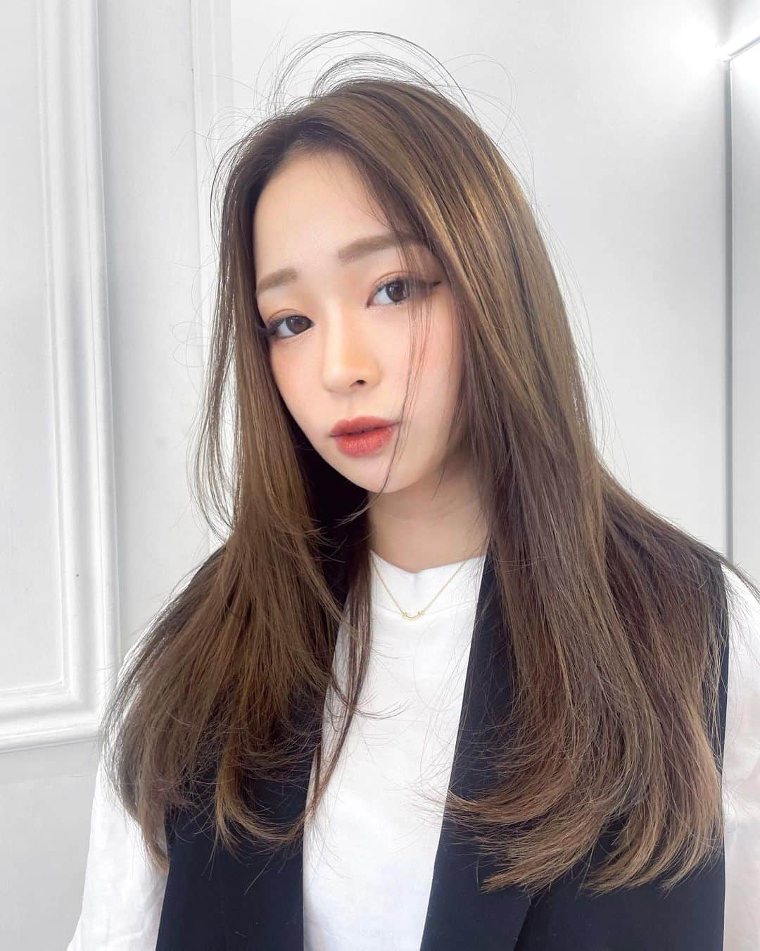 KEIのインスタグラム：「NEW HAIR🤍 最近は、暗めと胸くらいまでの長さに落ち着いていて、 金髪スーパーロングのギャルだった事が嘘みたいです。笑  💇‍♀️ @riholog1001  いつもありがとう🫰🏻💗」