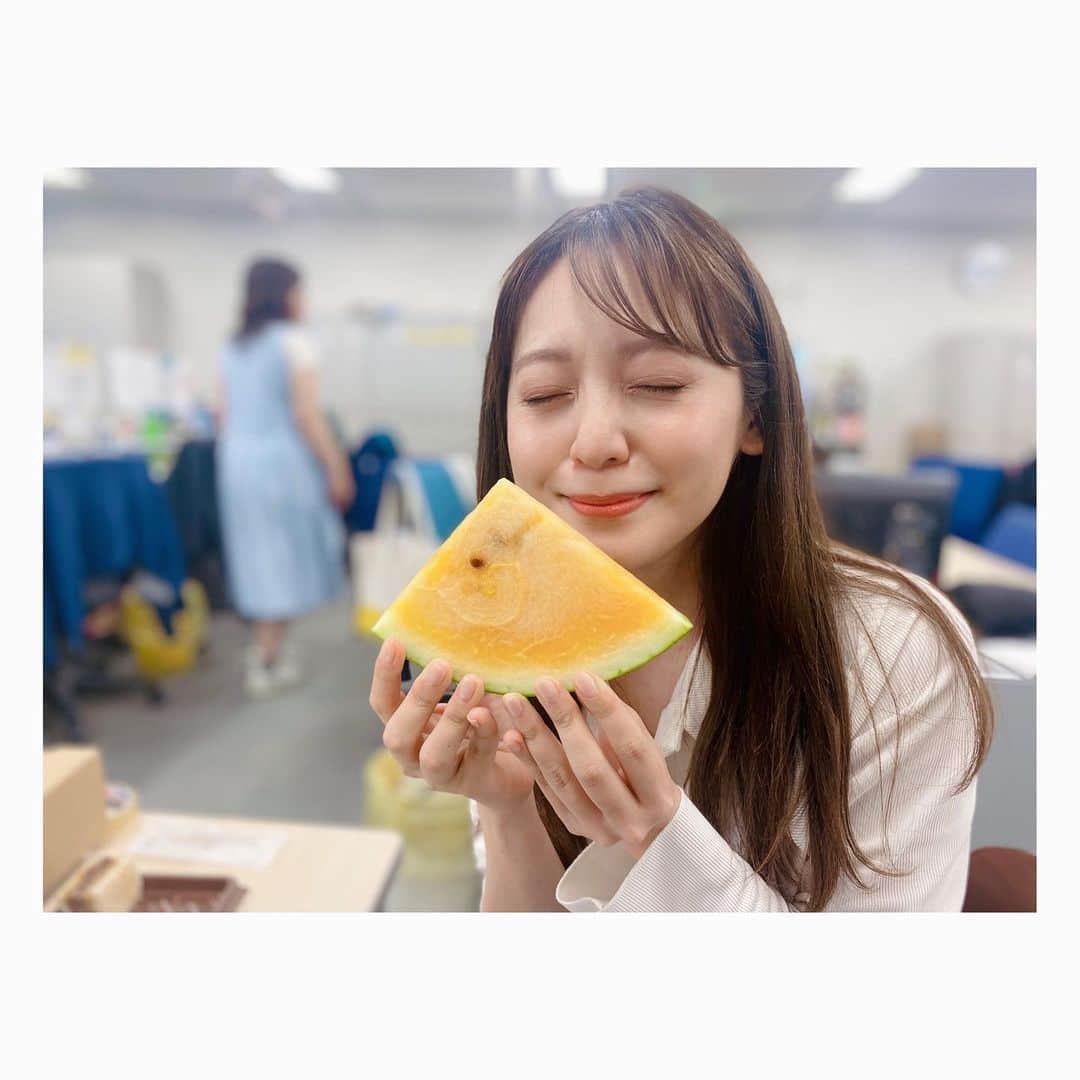 森夏美さんのインスタグラム写真 - (森夏美Instagram)「.  この鮮やかな黄色のフルーツ💛 実は……スイカなんです！！👀 しかも、名前は「金色羅皇(こんじきらおう)」 かっこいいーーー✨✨ そして、名前のインパクトに負けないくらい あまーーーーーーーい！！！😆  今年はじめてのスイカ🍉 強烈なインパクトでスタートしました😎  ツルマガーデン行きたいなぁ〜〜 もう行かれた方はいらっしゃいますか？♪  #名古屋 #鶴舞公園 #ツルマガーデン #東海テレビ #アナウンサー #森夏美」6月11日 15時42分 - mori_natsumi0722