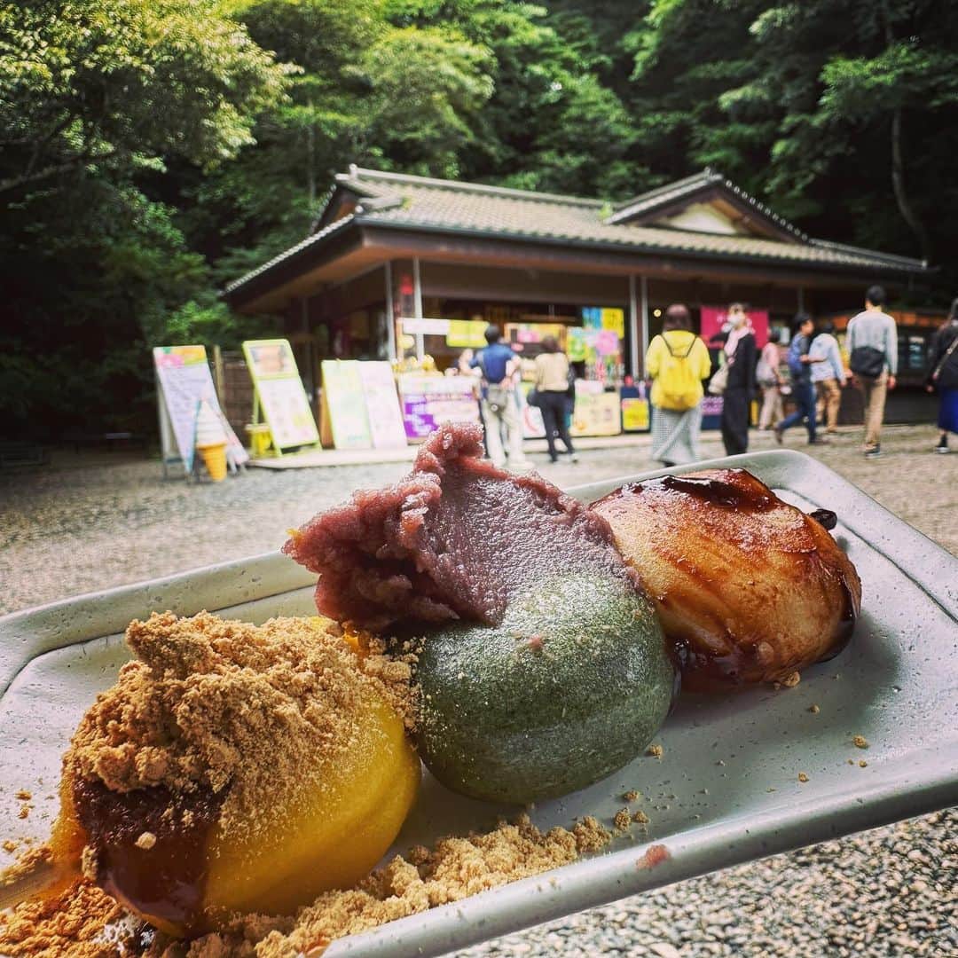 出雲阿国のインスタグラム：「わほーい❤️ これ撮ってる時 「ああ、どうしよう！ 私今世界で1番幸せかもしれん〜❤️」 と思いながら 撮っていたのですが  撮影後食べようと串を持ち上げたら きなこ大暴走で カバンの中に思い切りきな粉をまぶしてしまいましたw  世界一、秒で転落。笑  でも 口に入れたらすぐ 王者復活❤️  あー☆最高っ😊❤️  #吉方位旅行 #開運ずもトラベル」
