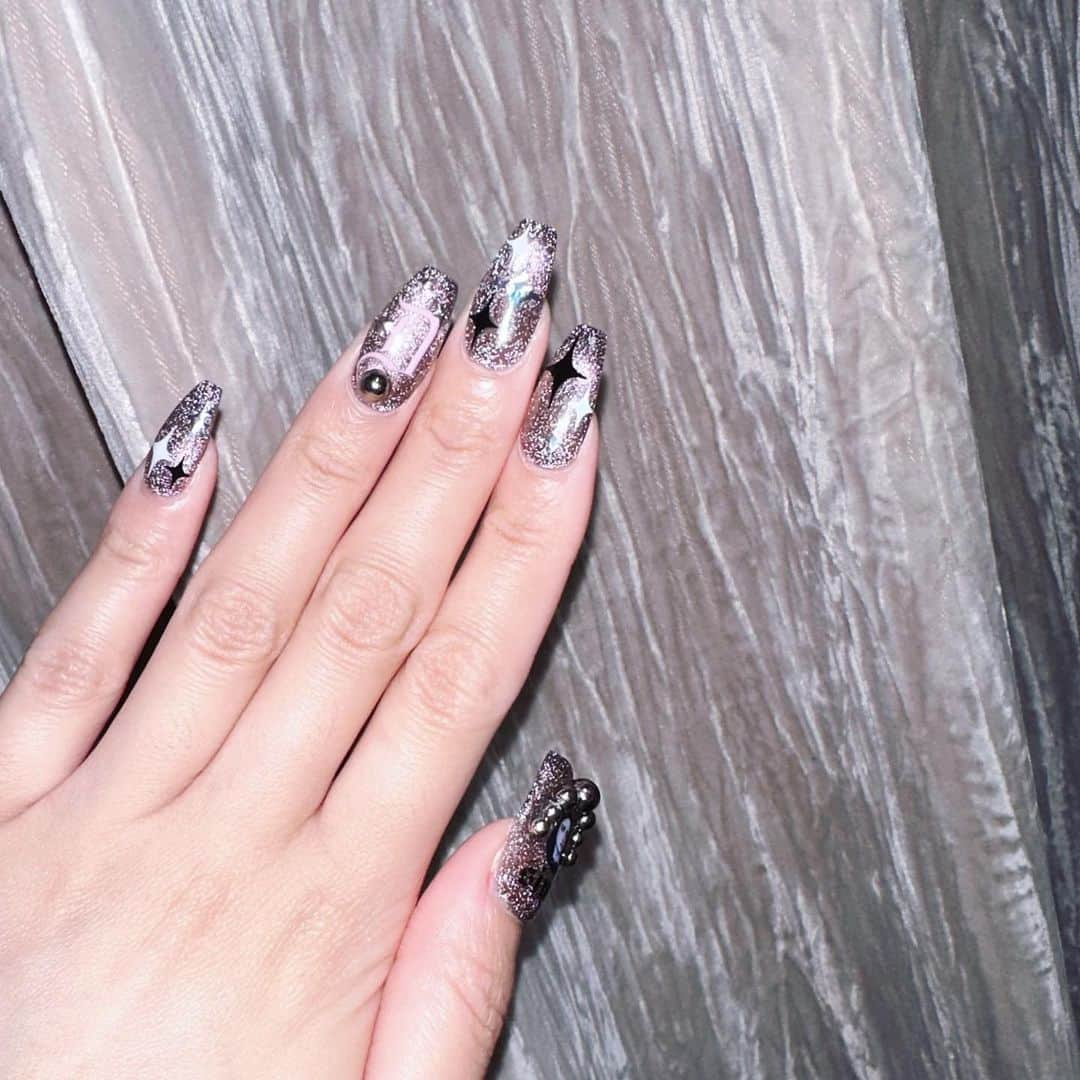 ますぶちさちよさんのインスタグラム写真 - (ますぶちさちよInstagram)「new nail🆕 フラッシュたくとバチバチで普段はマグネットでちゅるちゅる〜  #ネイル　#nail #ネイルデザイン　#ネイルアート　#네일　#깻잎머리」6月11日 15時52分 - sachiyomasubuchi___