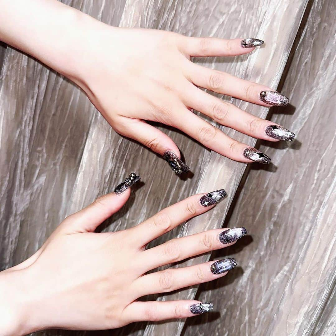 ますぶちさちよのインスタグラム：「new nail🆕 フラッシュたくとバチバチで普段はマグネットでちゅるちゅる〜  #ネイル　#nail #ネイルデザイン　#ネイルアート　#네일　#깻잎머리」