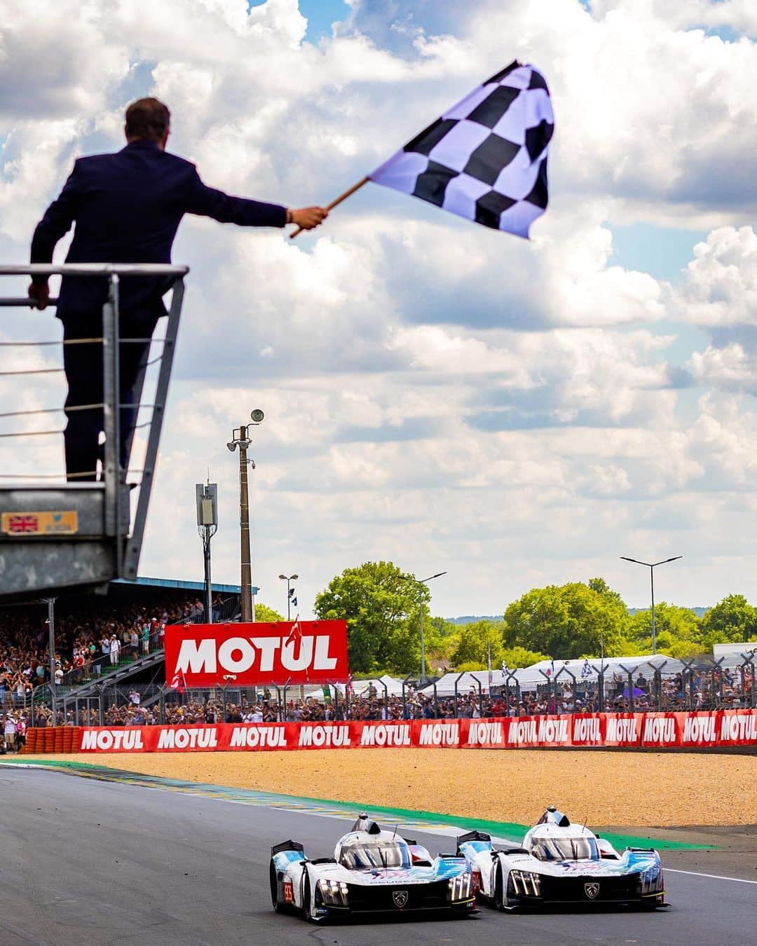 ジャン＝エリック・ベルニュのインスタグラム：「La course des 24H du Mans s’achève pour nous à la 8eme place! Quelle course, merci à toute l’équipe @peugeotsportofficial et mes coéquipiers @mikkeljensen @paul_diresta pour un super boulot! On aura connu un soucis de fiabilité (et un bac pour ma part, au ralenti sur un virage mouillé en pneus slick… 🫣) mais on retiendra que notre performance et fiabilité s’améliore grandement et qu’on reviendra plus fort l’an prochain!!!  Un énorme merci à tous les fans pour votre support, on a réussit à terminer la course, l’année prochain on fera tout pour la gagner 🙏🏼👊🏼 @michelinmotorsport」