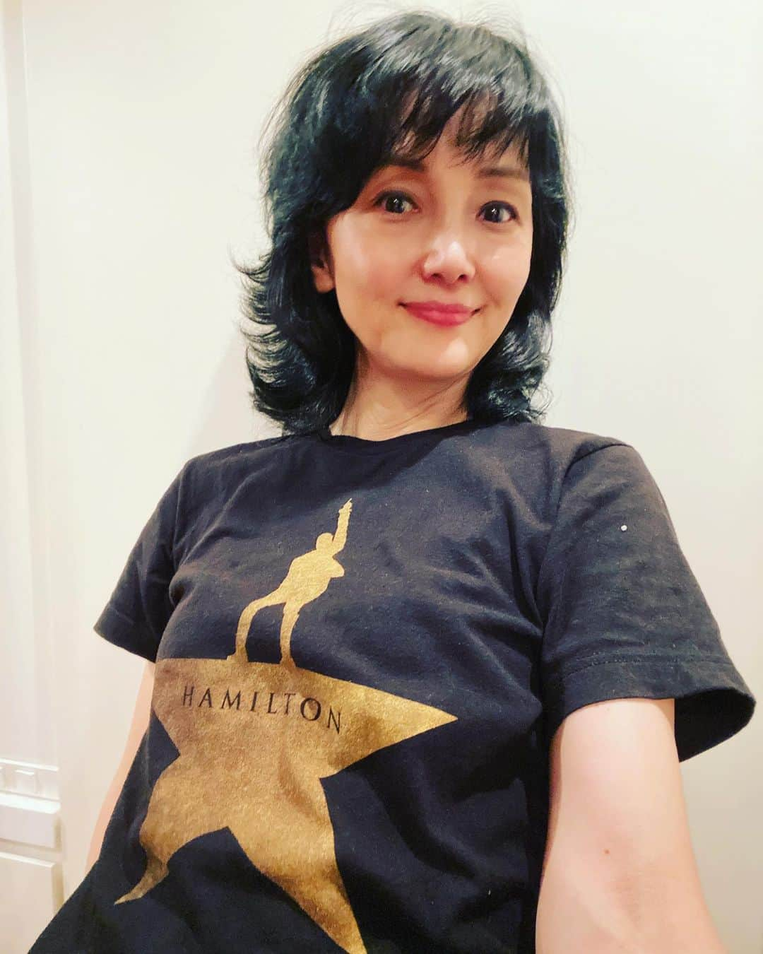 南果歩さんのインスタグラム写真 - (南果歩Instagram)「稽古場Tシャツコレクション😊 5月26日から始まった 舞台 #これだけはわかってる (6月30日初日7月9日まで)のお稽古‼️ 毎日の稽古場Tシャツを、ストーリーズにポストしていましたが、ここでまとめて披露しちゃいます🌈 Tシャツひとつ取ってみても、色んな思い出があって楽しいな❤️ 稽古場リポートは#東京芸術劇場シアターウエスト 劇場入りするまで続きますので、お楽しみに🌈  #tina  #somethingrotten  #nicochans  #ladygaga  #hamiltonmusical  #empirestatebuilding  #パーマ屋スミレ  #酒向芳  さん @kidill  #岡本太郎 #オペラ座の怪人  #phantomoftheopera  @antostokio  #パンドラの鐘   #舞台 #演劇 #翻訳劇 #演劇好きな人 #南果歩 #kahominami #미나미카호 #japaneseactor」6月12日 1時16分 - kaho_minami