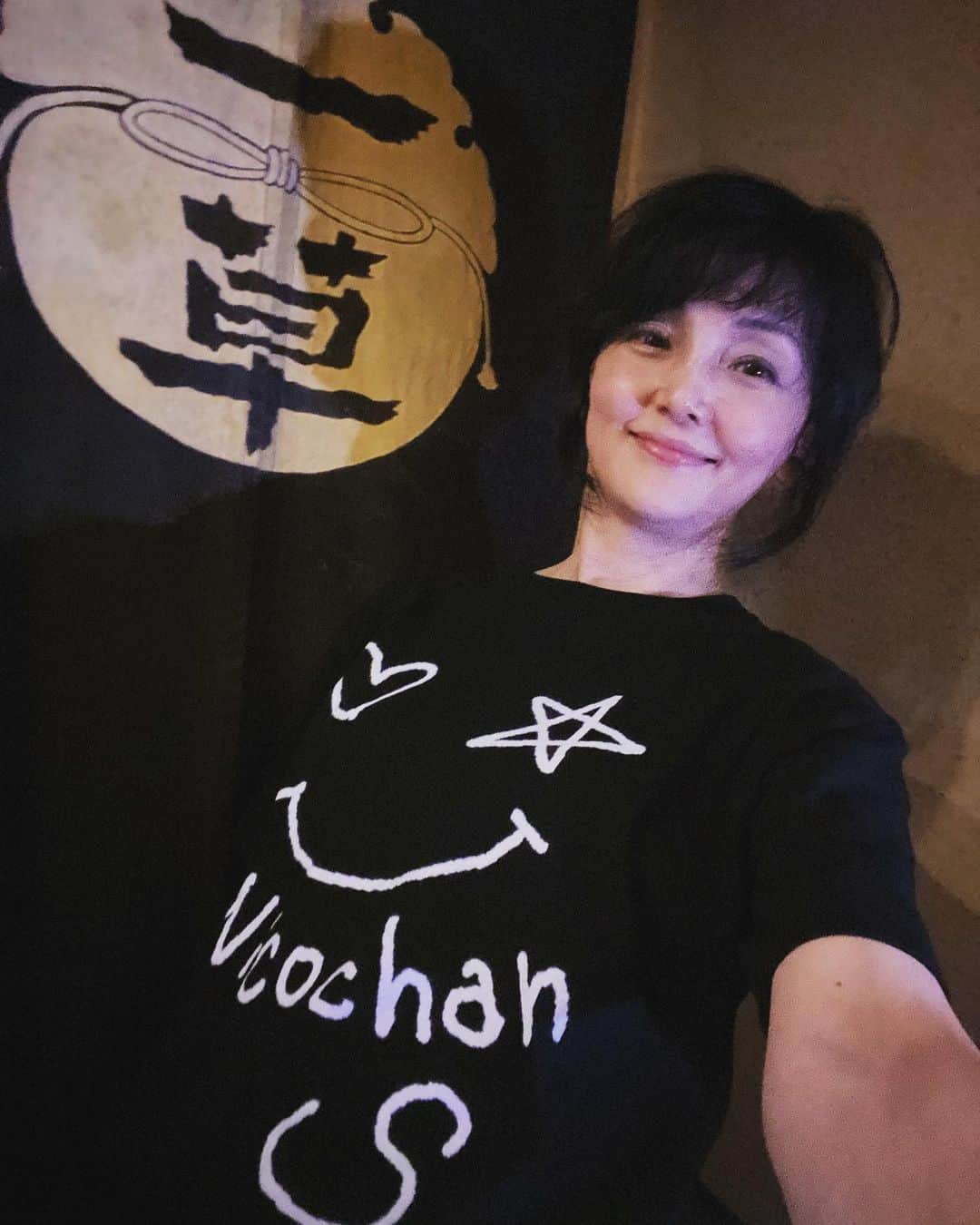 南果歩さんのインスタグラム写真 - (南果歩Instagram)「稽古場Tシャツコレクション😊 5月26日から始まった 舞台 #これだけはわかってる (6月30日初日7月9日まで)のお稽古‼️ 毎日の稽古場Tシャツを、ストーリーズにポストしていましたが、ここでまとめて披露しちゃいます🌈 Tシャツひとつ取ってみても、色んな思い出があって楽しいな❤️ 稽古場リポートは#東京芸術劇場シアターウエスト 劇場入りするまで続きますので、お楽しみに🌈  #tina  #somethingrotten  #nicochans  #ladygaga  #hamiltonmusical  #empirestatebuilding  #パーマ屋スミレ  #酒向芳  さん @kidill  #岡本太郎 #オペラ座の怪人  #phantomoftheopera  @antostokio  #パンドラの鐘   #舞台 #演劇 #翻訳劇 #演劇好きな人 #南果歩 #kahominami #미나미카호 #japaneseactor」6月12日 1時16分 - kaho_minami