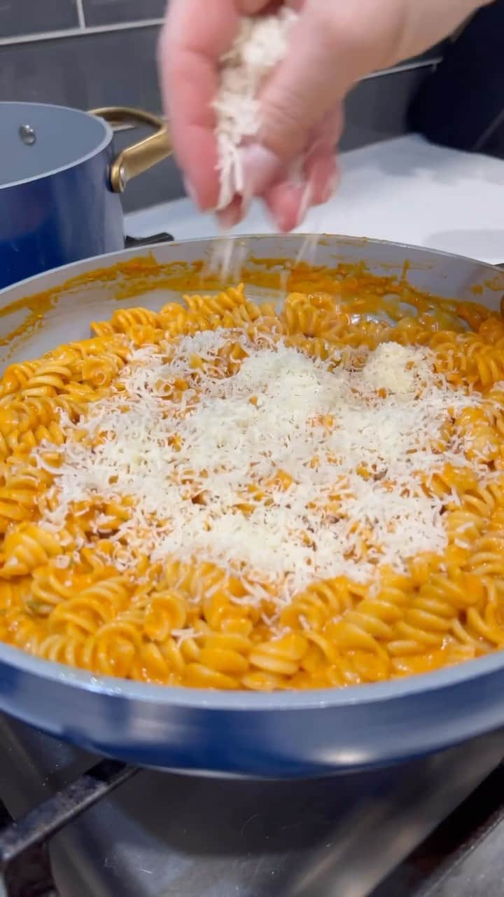 Easy Recipesのインスタグラム：「Easy Pink Pasta 6 oz rotini pasta, cooked 2 tbsps olive oil 3/4 cup diced onions, petite diced 2 tbsps garlic, minced 1/4 cup tomato paste (half small can) 1/2 tsp black pepper(or more to taste) 1/2 tsp salt(or more to taste) 1/2 tsp cumin powder 1/2 tsp chili flakes 1 cup heavy cream 1 cup pasta water 3/4 cup grated or shredded parmesan cheese 2 tsp dried parsley ( or 1 tbs fresh) Fresh chopped basil or parsley and parmesan cheese for garnishing.」