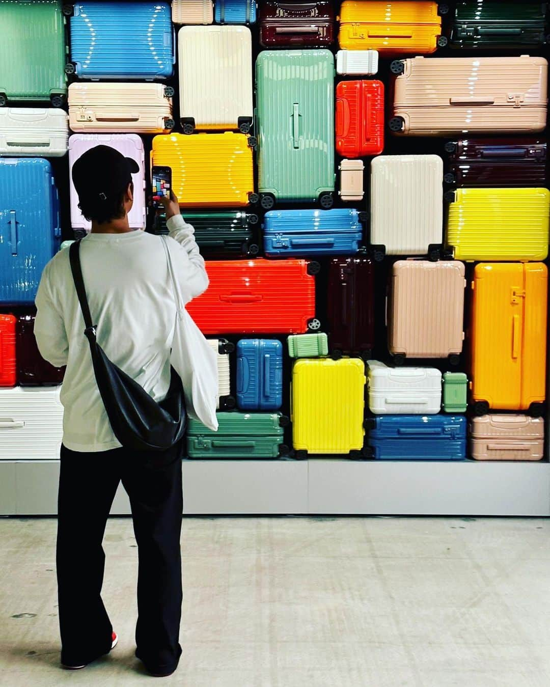 大川竜弥さんのインスタグラム写真 - (大川竜弥Instagram)「RIMOWAの誕生125周年を記念したイベントスペースにおじゃましました🧳  RIMOWAの歴史や製品、さまざまなコラボ作品がシャレオツに飾られた展示に興奮の連続。RIMOWAユーザーも、そうじゃない人も、満足すること間違いなしの空間です。パンフレットとステッカーをもらったのですが、これが無料はごいすー！  実は、長年憧れていたRIMOWAを今年ゲット。はじめての旅は、先日撮影で訪れた香港でした。傷やへこみまで愛らしく感じられるRIMOWAのスーツケース、大切に使います。  RIMOWAさん、お仕事ください。  #rimowa #neweracap #h_beautyandyouth #calvinklein #zara #nike #airjordan1 #aj1 #mensfashion #mensstyle #mensoutfit #menswear #fashioninspiration #styleinspiration #ootd #streetstyle #casualstyle」6月12日 1時27分 - ryumagazine